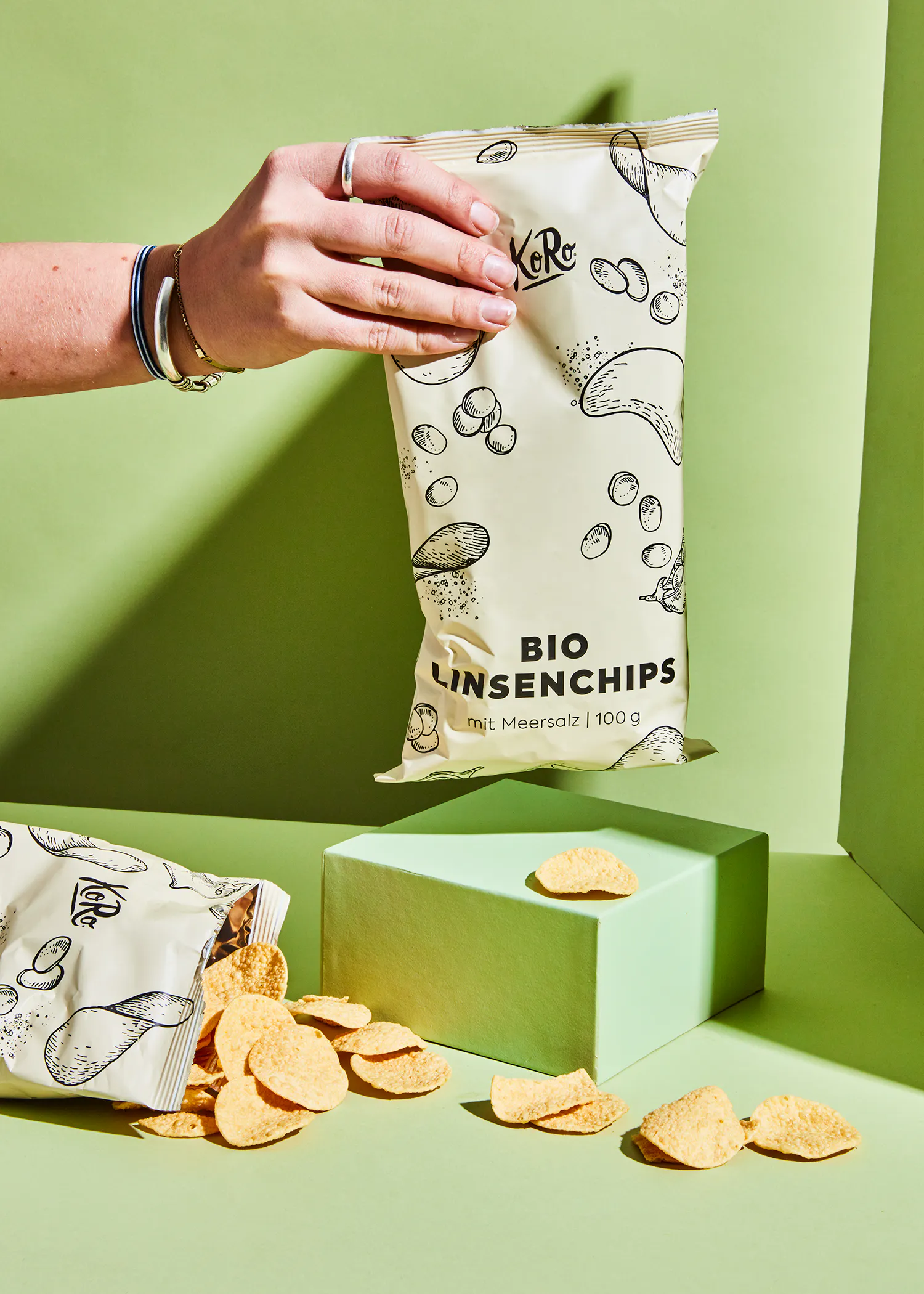 a person holding a bag of bio linsenchips