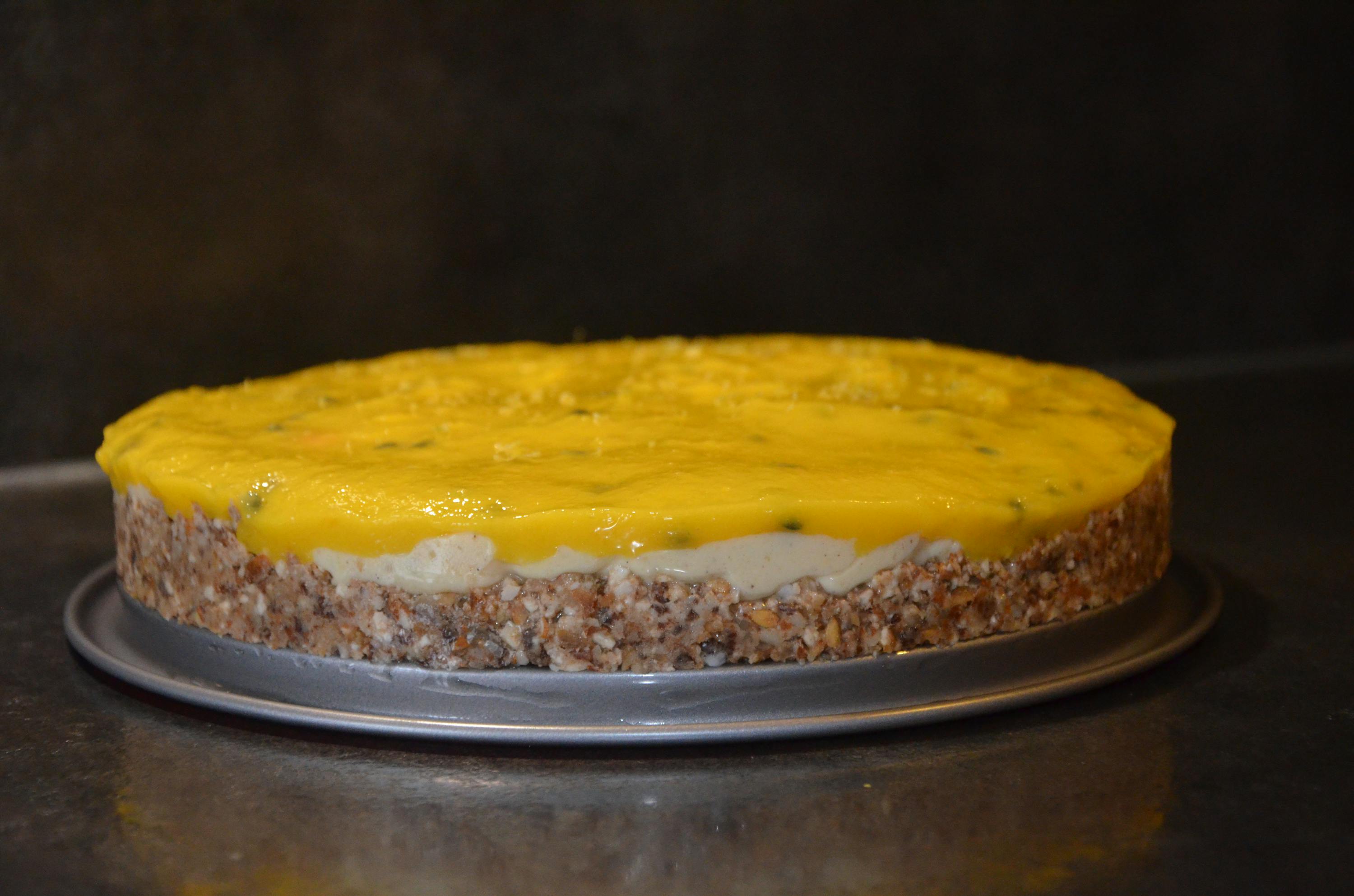 ein Kuchen mit einer gelben Glasur auf einem Tablett