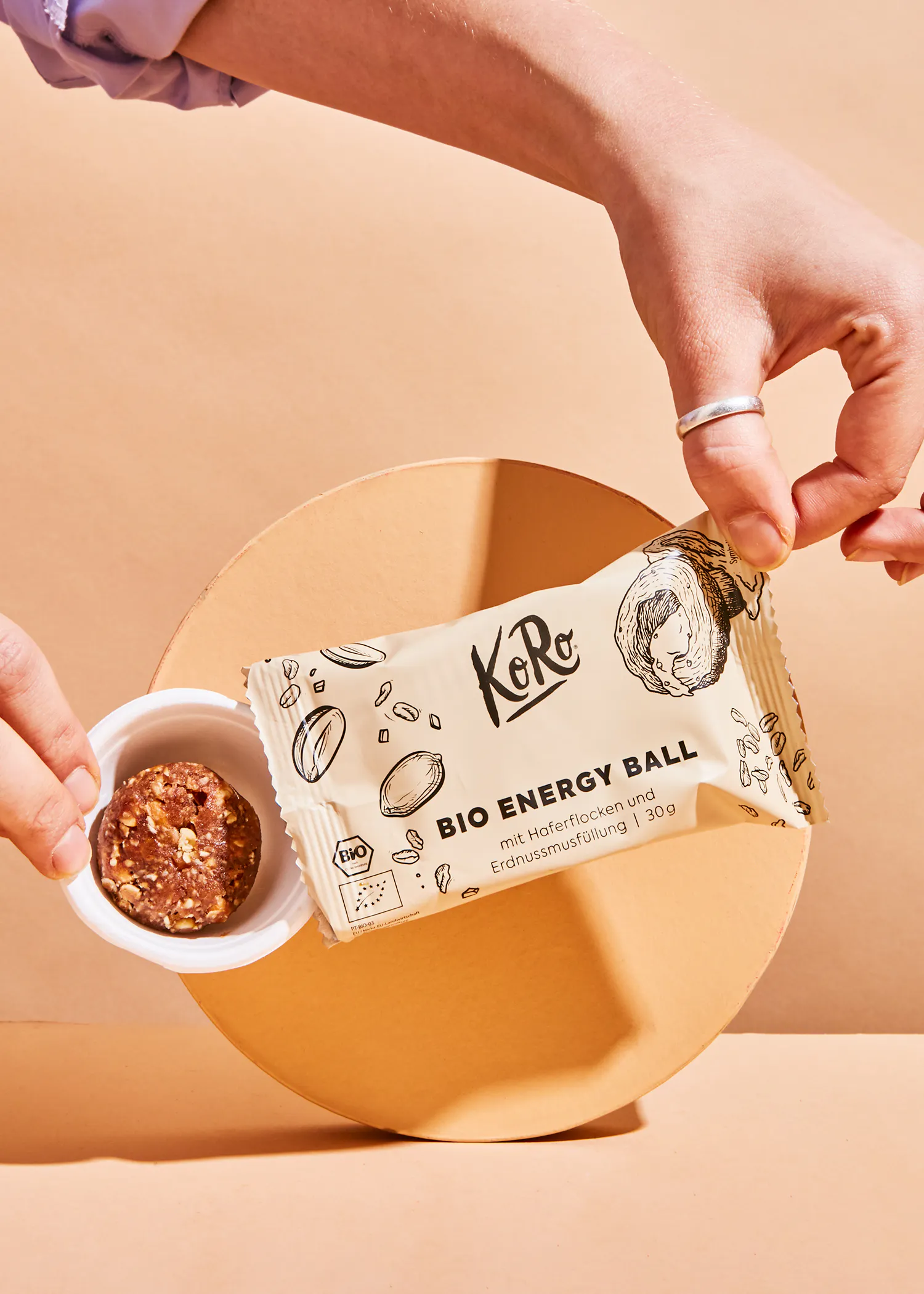 une personne tient une balle d' énergie bio dans sa main