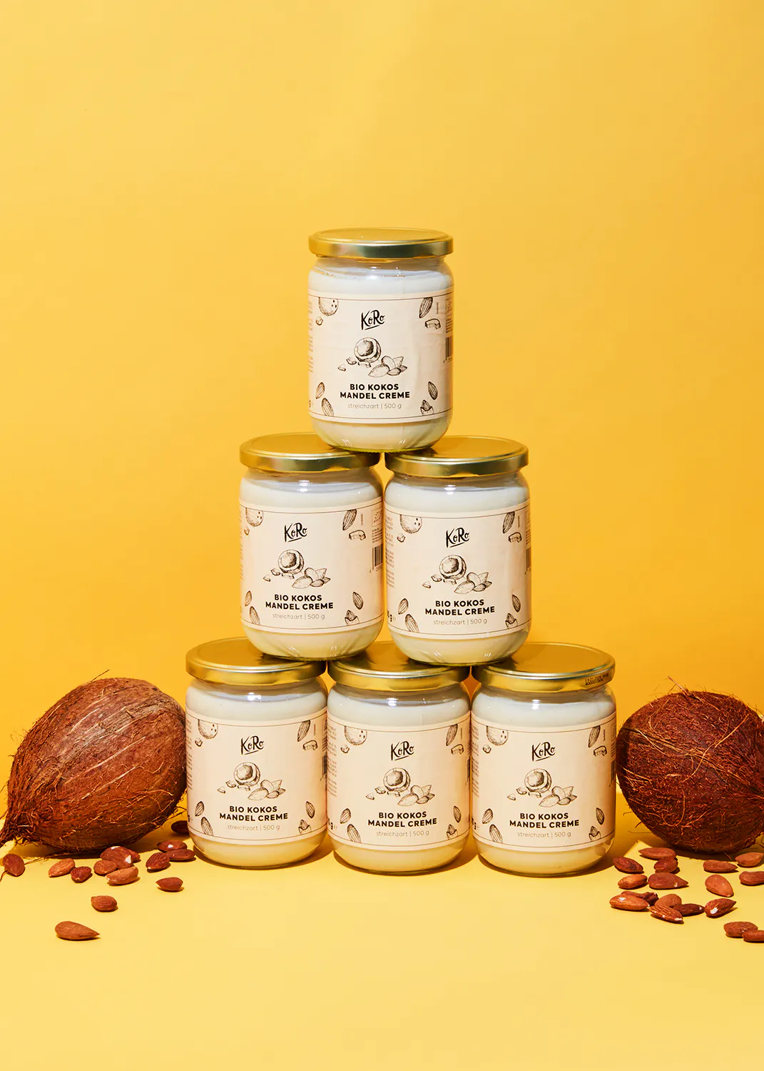 sechs Gläser kokos-Mandelcreme stehen nebeneinander