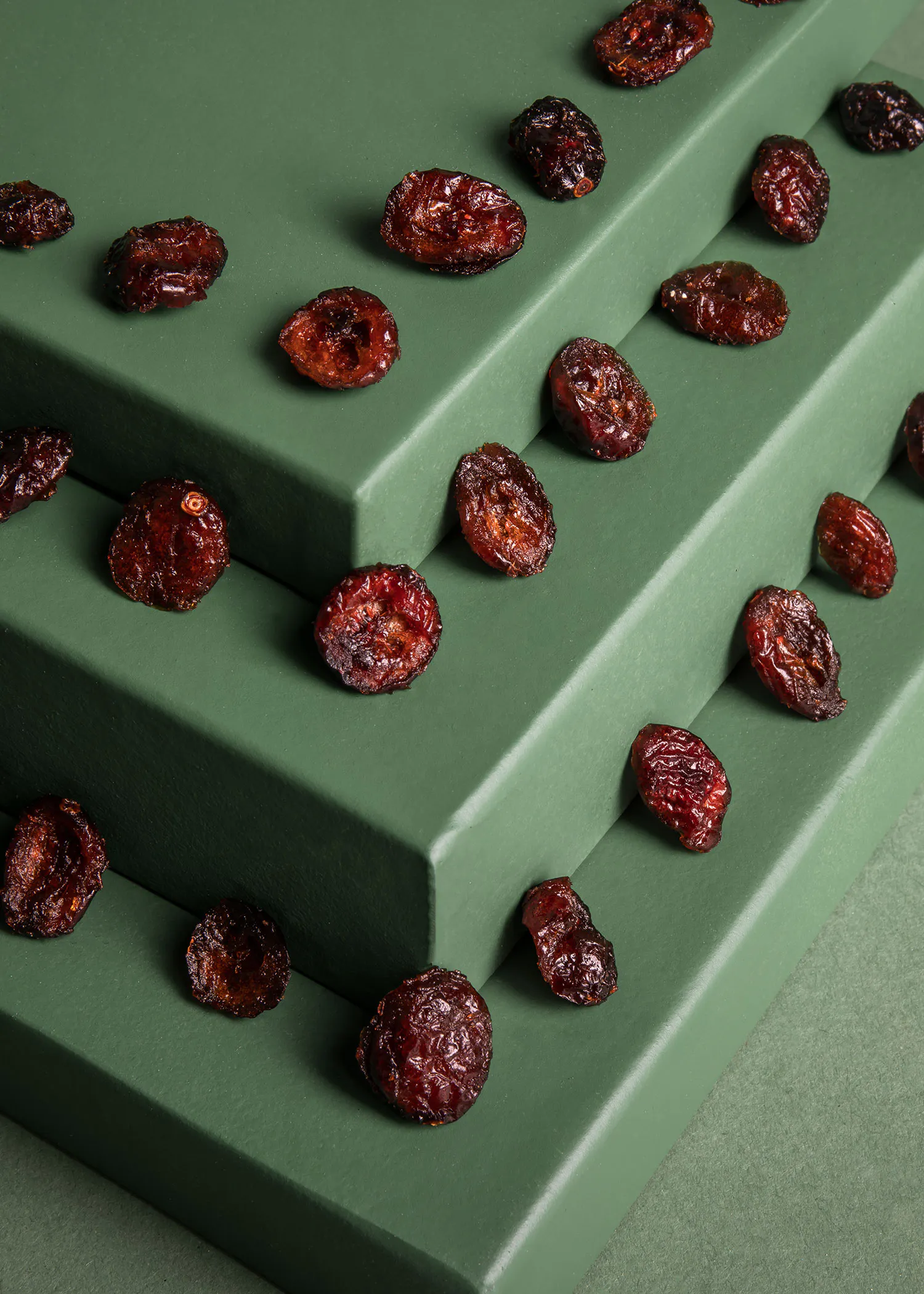 des raisins secs sont disposés sur des escaliers sur fond vert