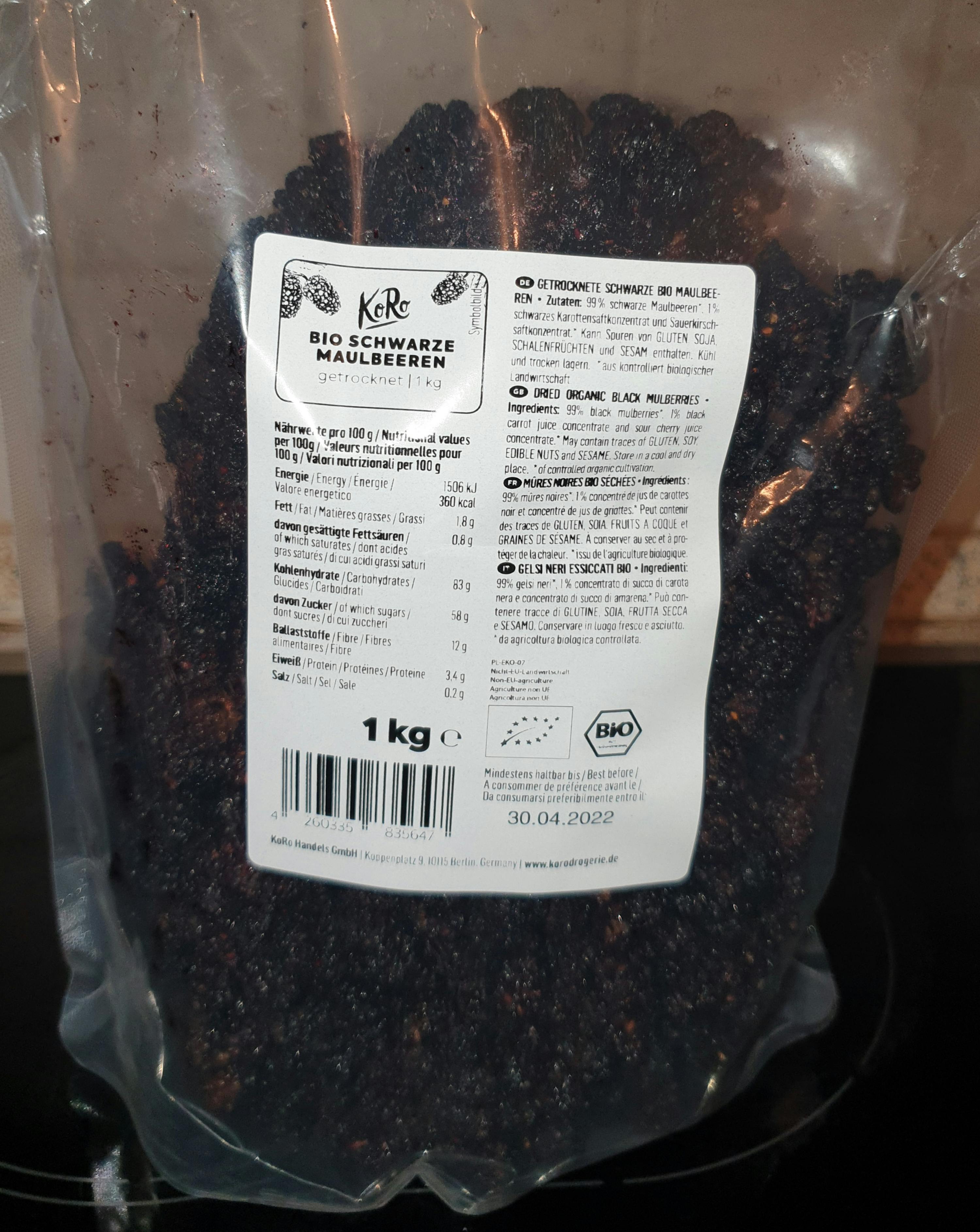 eine verpackte schwarze maulbeere steht auf einem herd