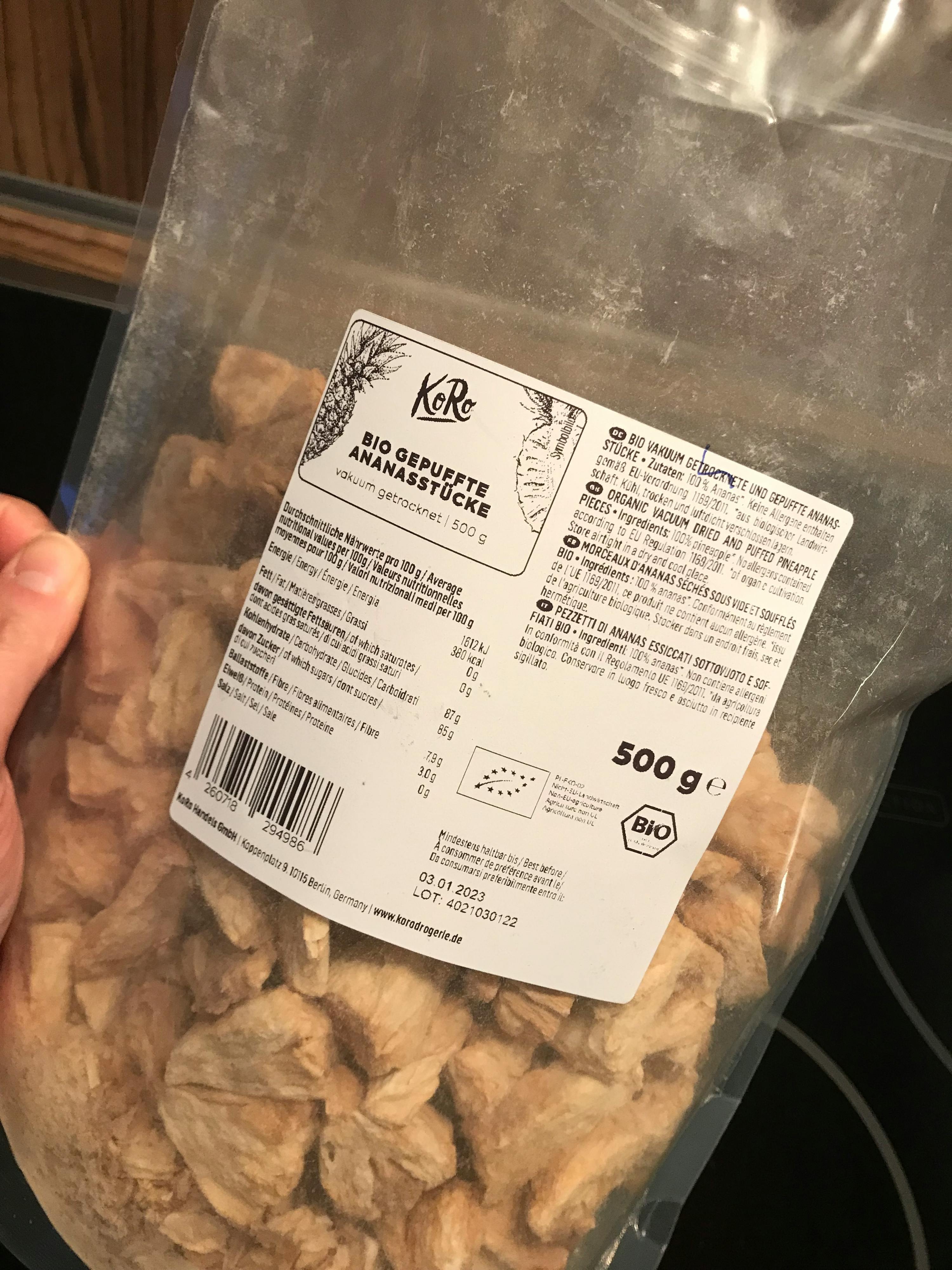 une personne tient un sac de nourriture biologique avec une étiquette