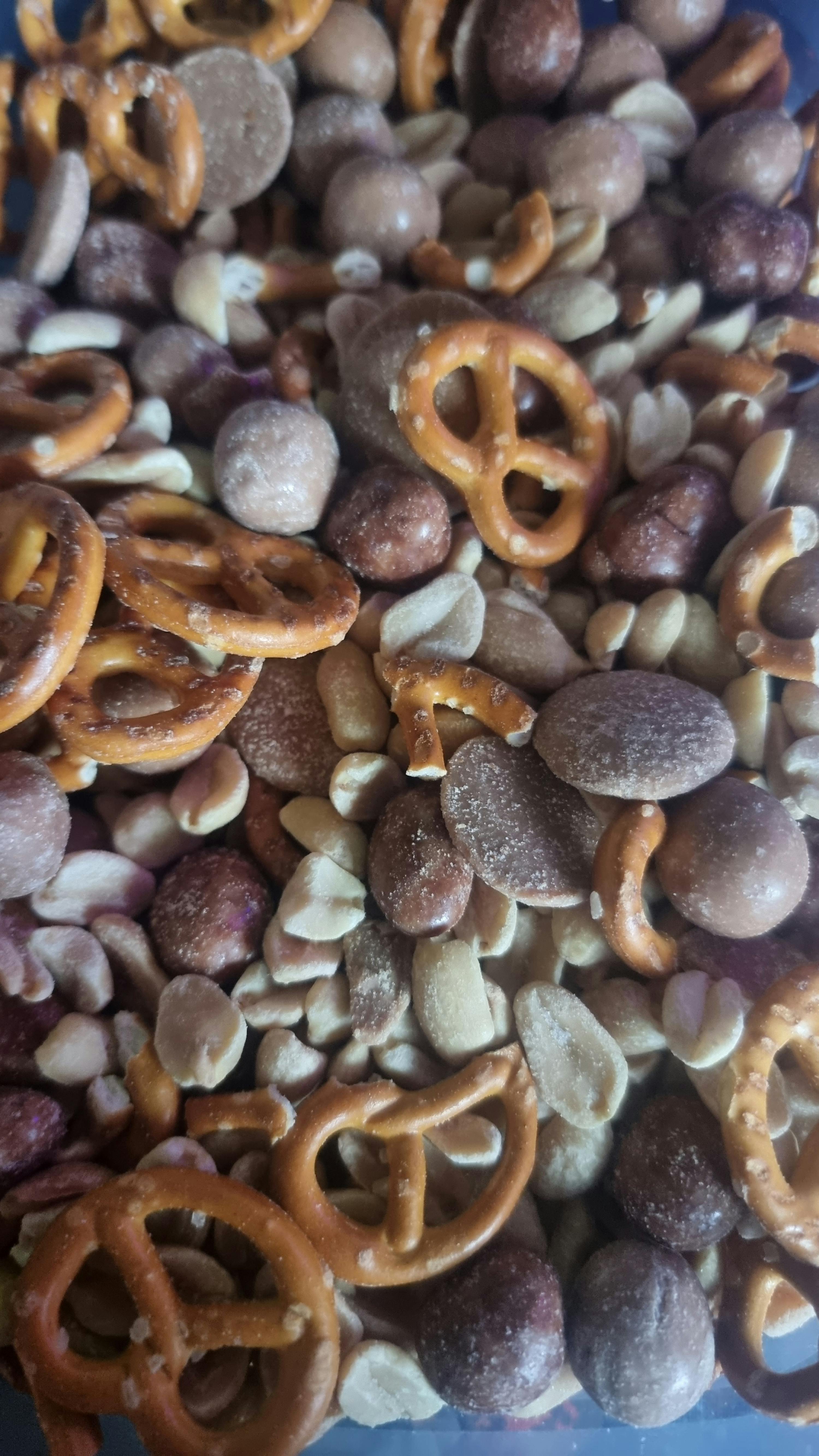 un tas de noix , de bretzels et de chocolat