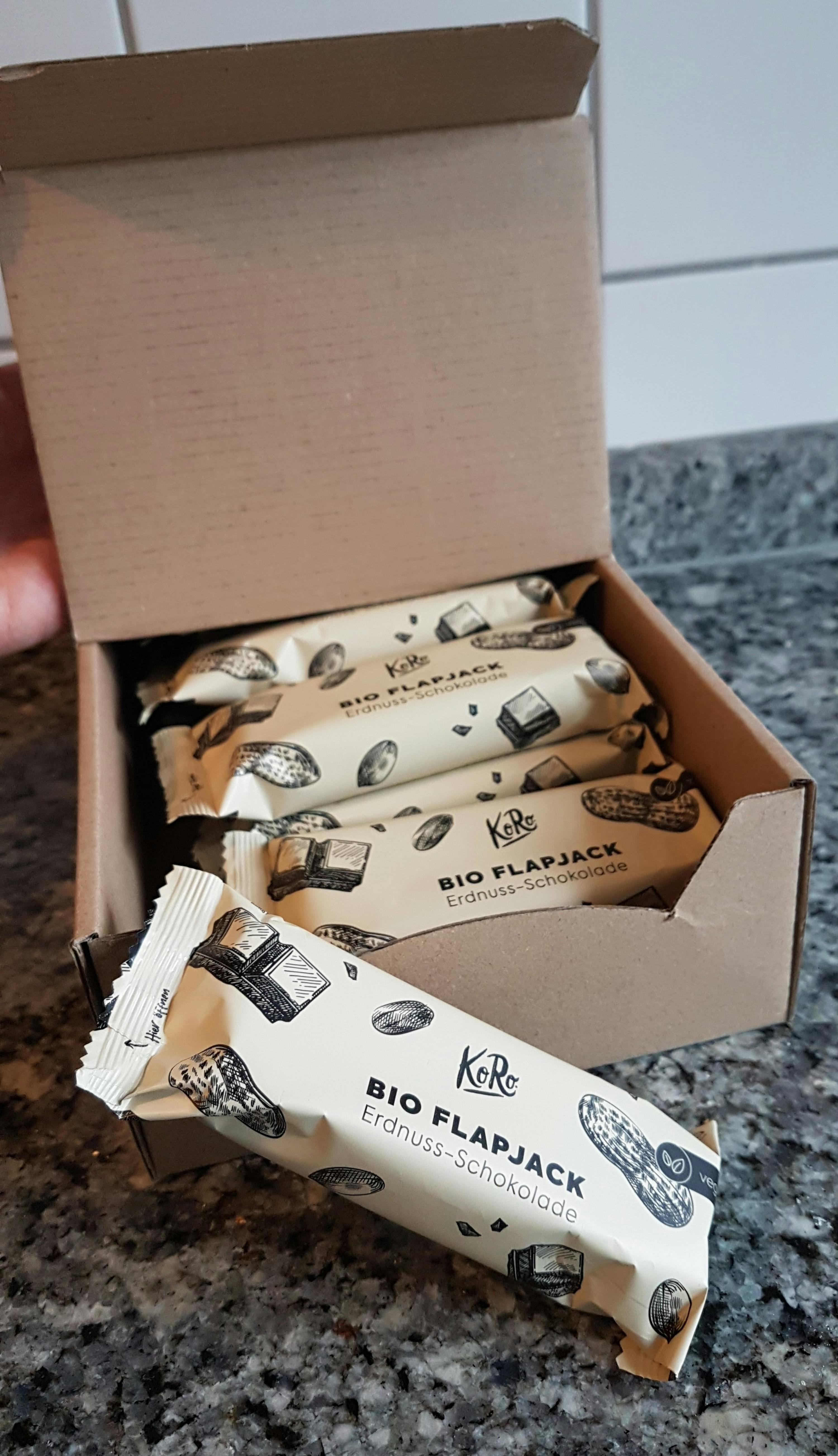 une boîte de barres de chocolat bio flapjack