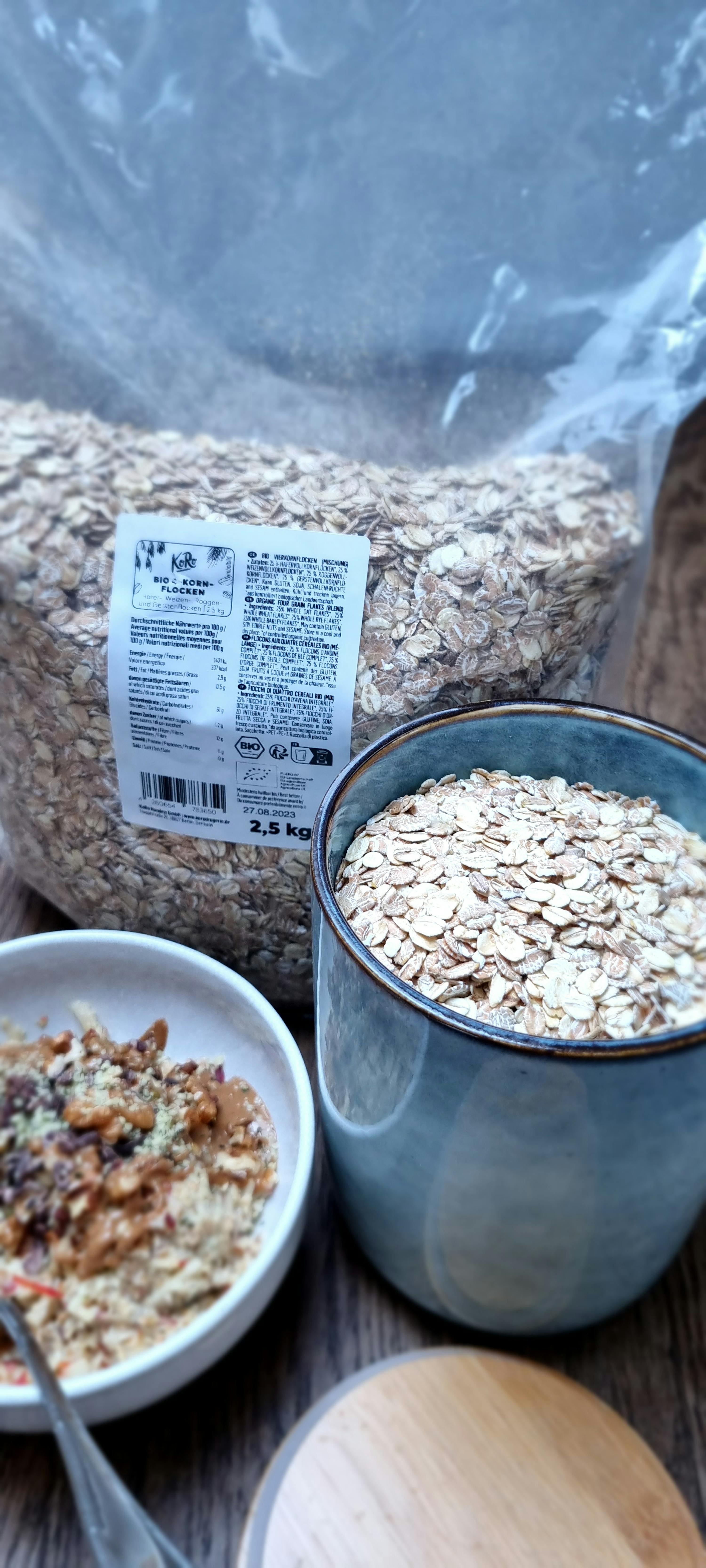 un barattolo di avena è seduto accanto a una ciotola di cereali