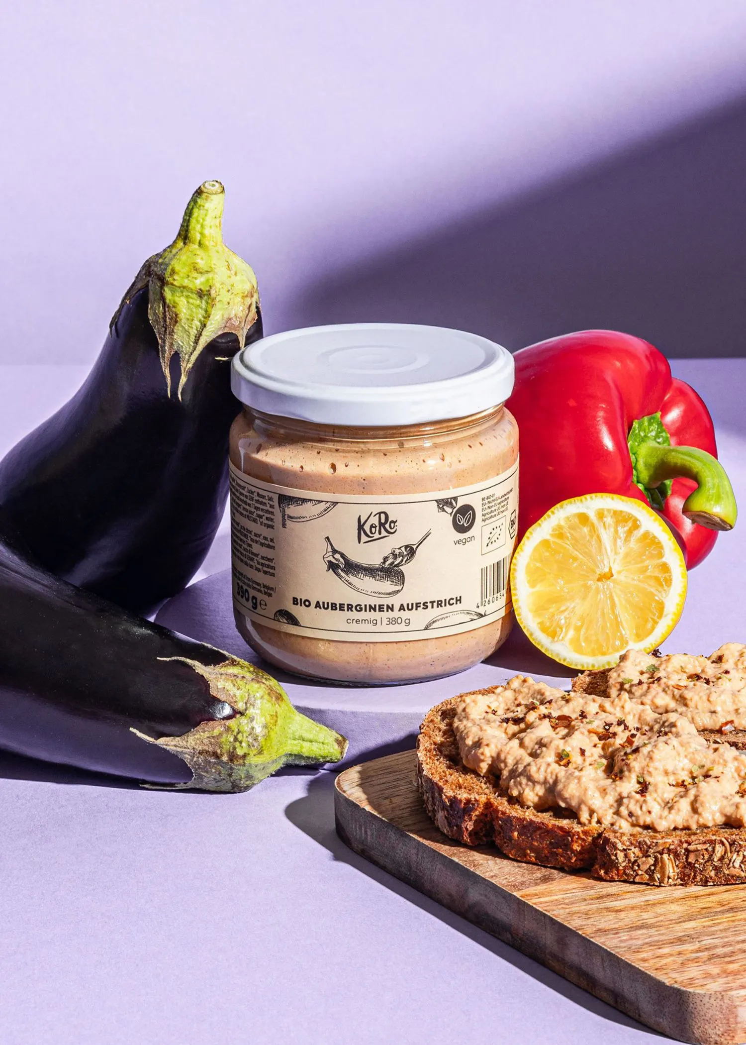 a jar of bio auberginen aufstrich sits next to a slice of lemon