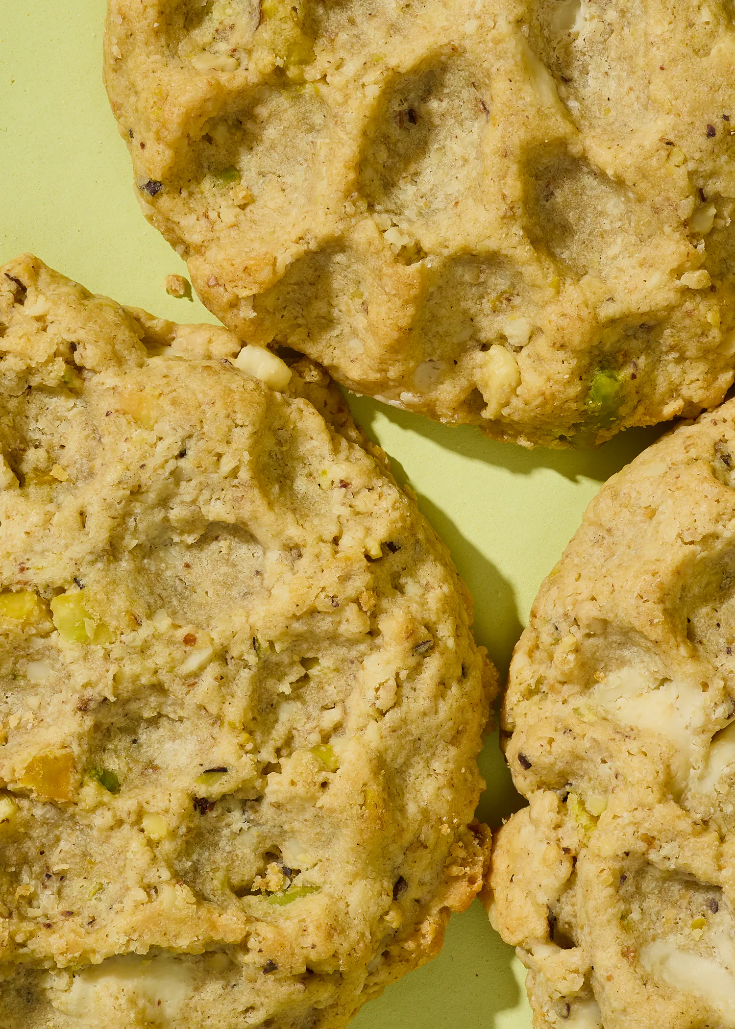 un gros plan de trois biscuits sur une surface verte