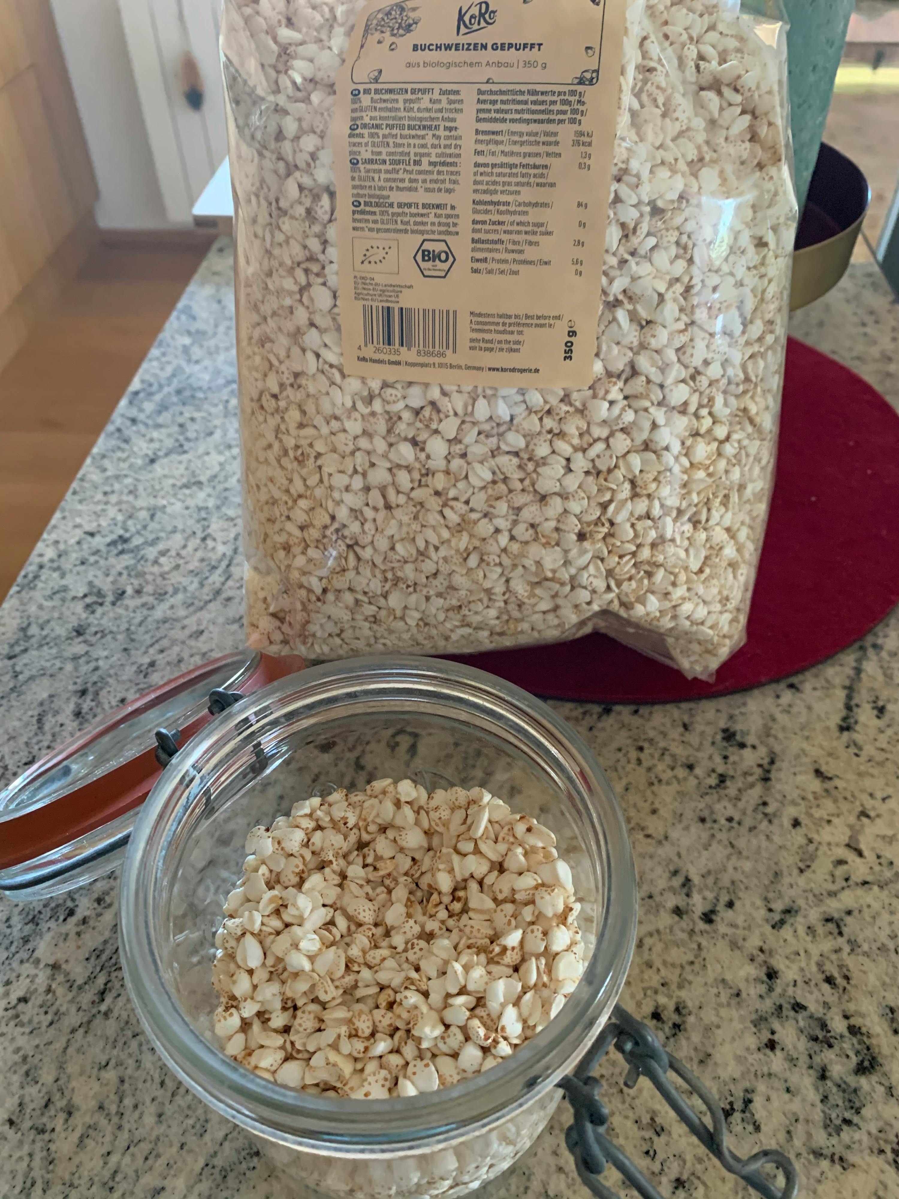 un barattolo di cibo è seduto accanto a un sacchetto di cibo