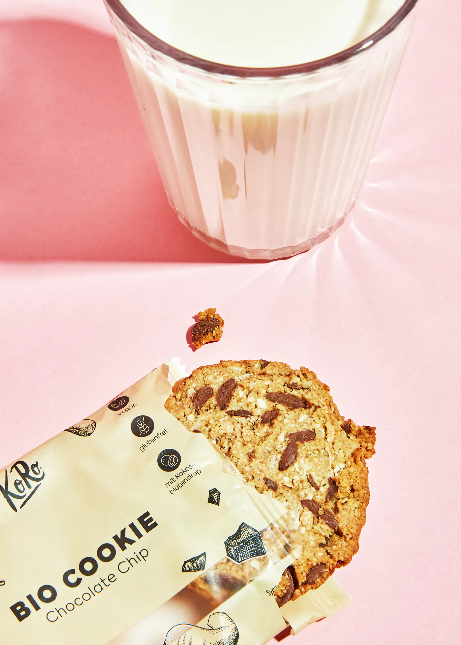 un biscuit au chocolat bio est posé à côté d' un verre de lait