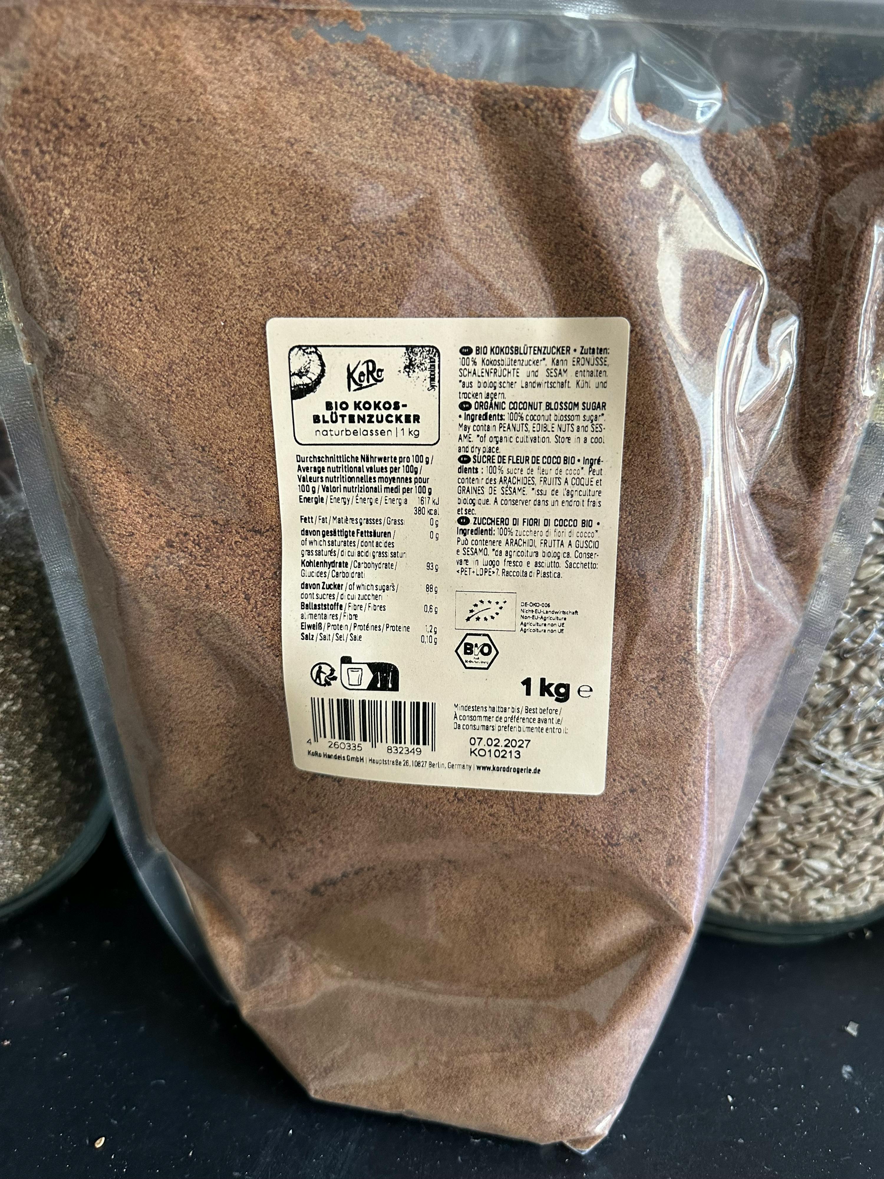 un sacchetto di polvere di cioccolato con una etichetta che dice 1 kg