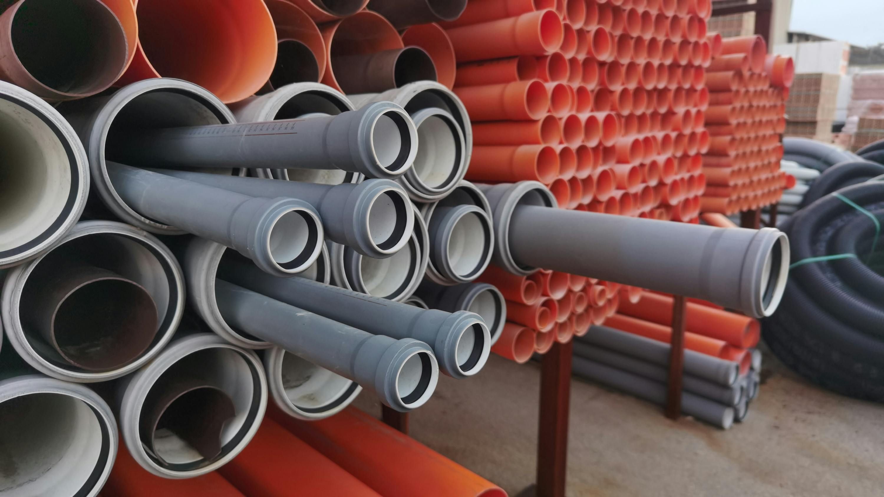 un mucchio di tubi di plastica sono impilati uno accanto all'altro