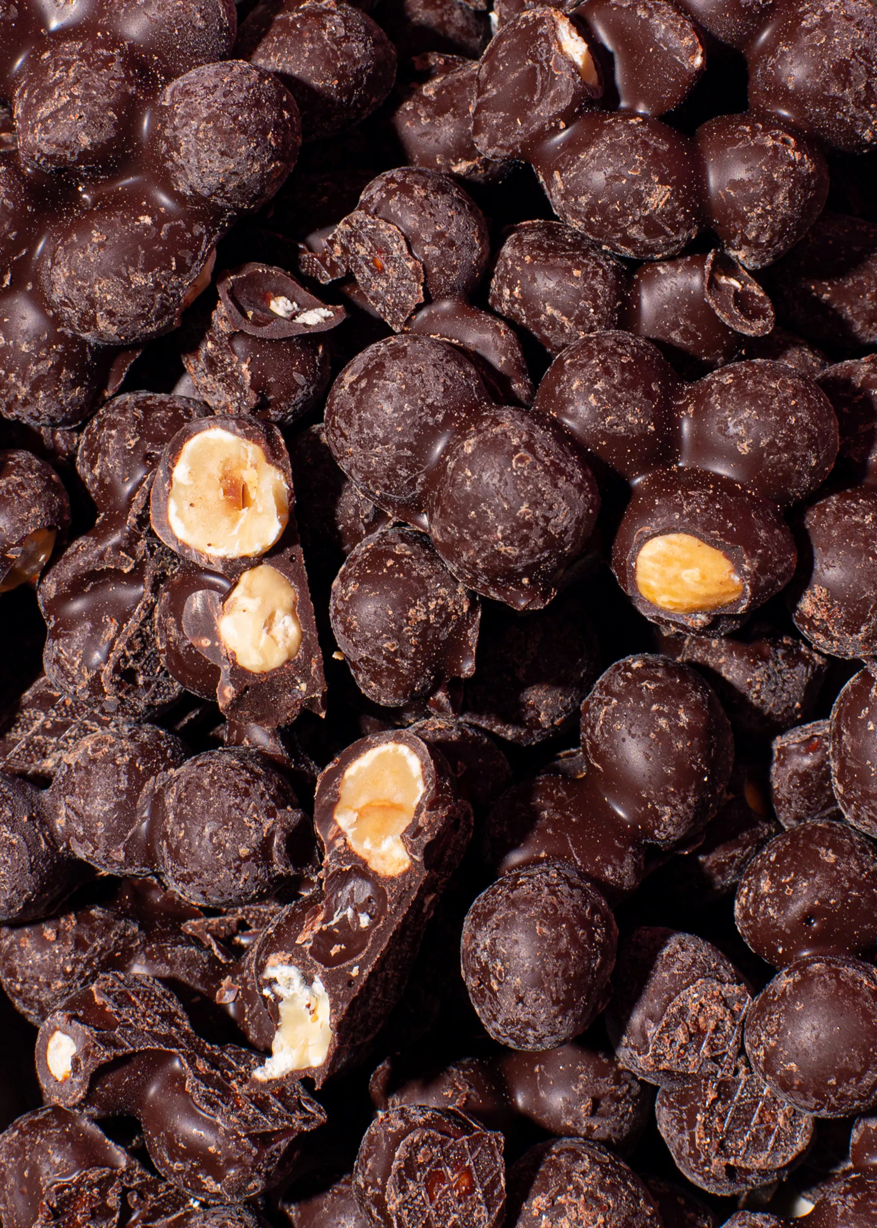 ein Haufen Schokoladen mit Haselnüssen darin