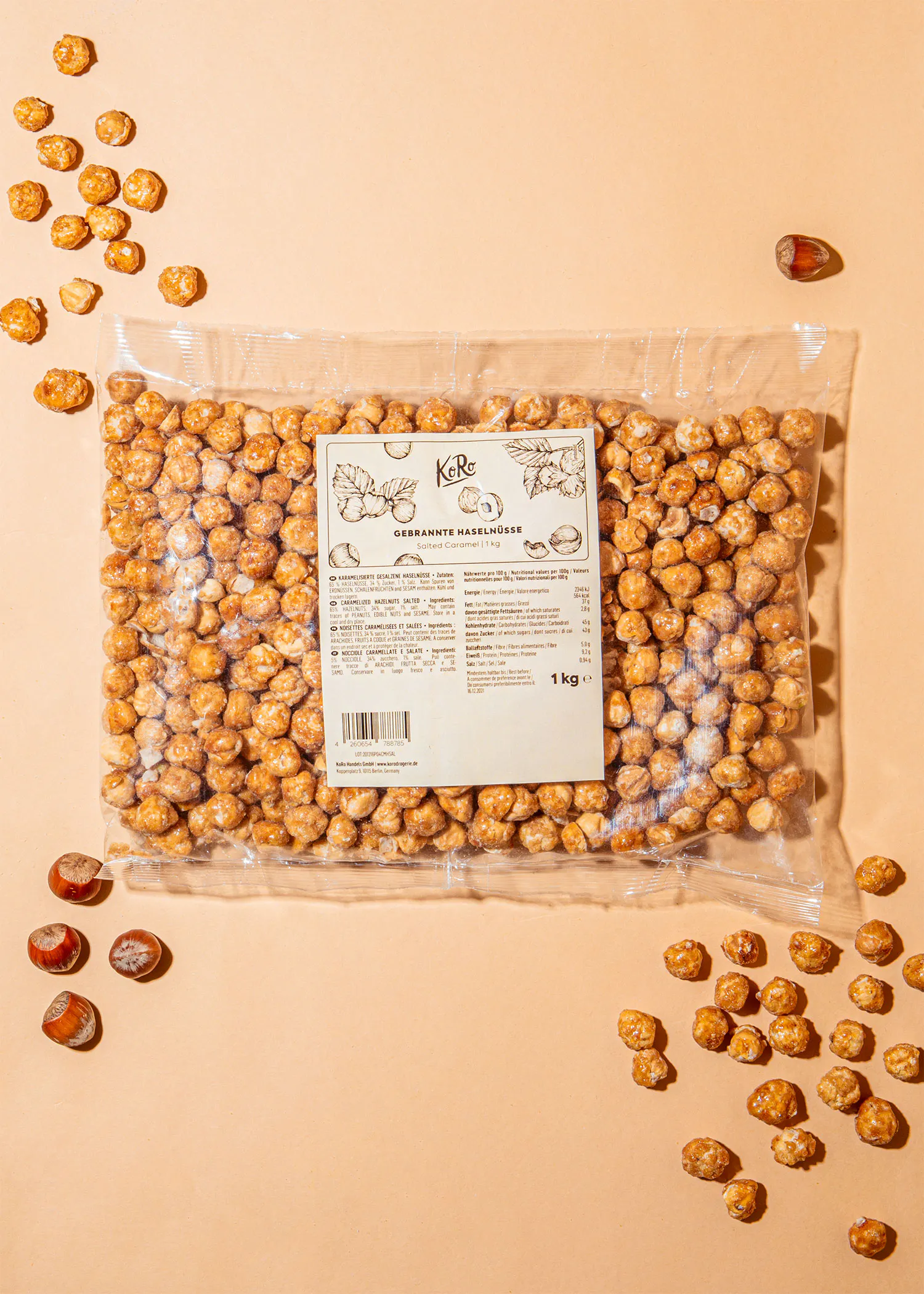 eine Tüte gebrannte Haselnüsse steht auf einem Tisch