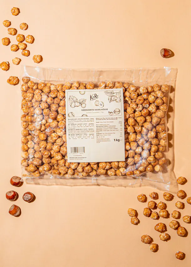 eine Tüte gebrannte Haselnüsse steht auf einem Tisch