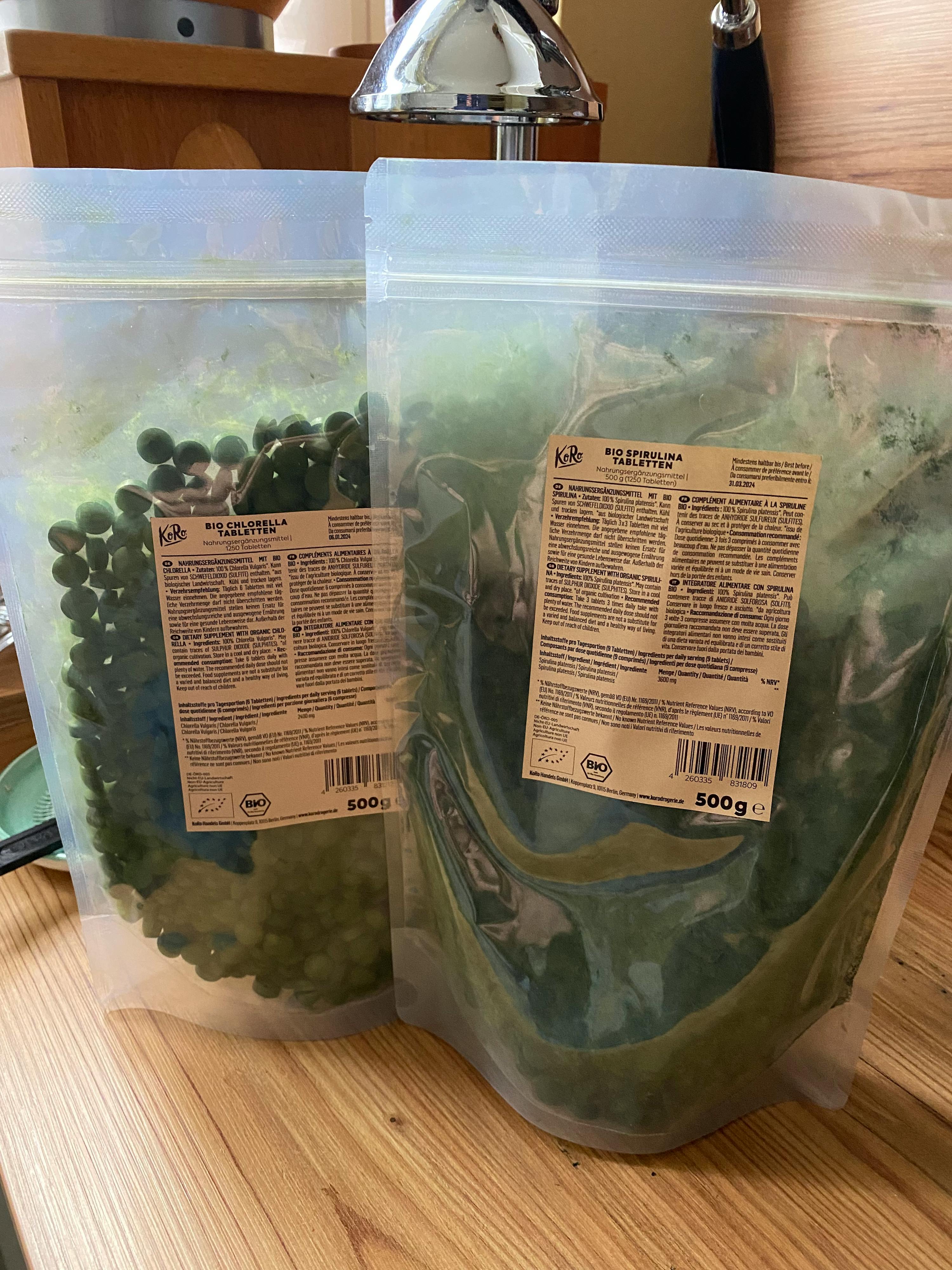 deux sacs en plastique sont posés sur une table en bois