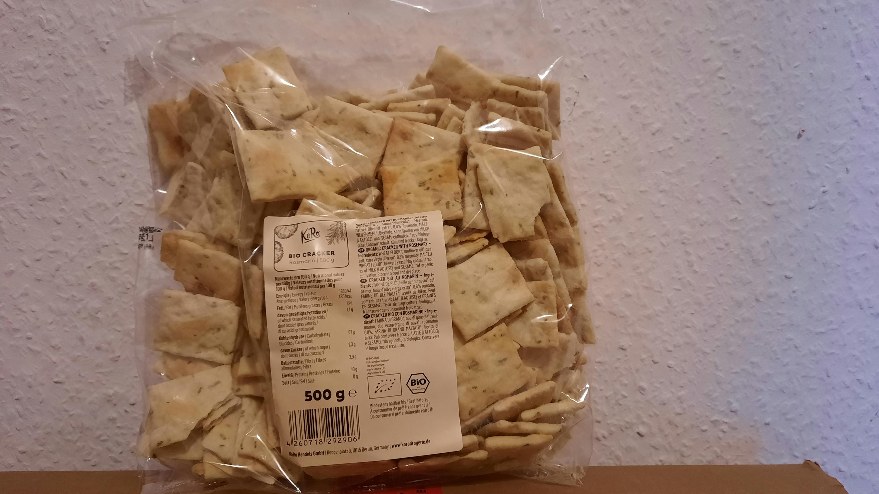 un sacchetto di cracker con un etichetta che dice bio