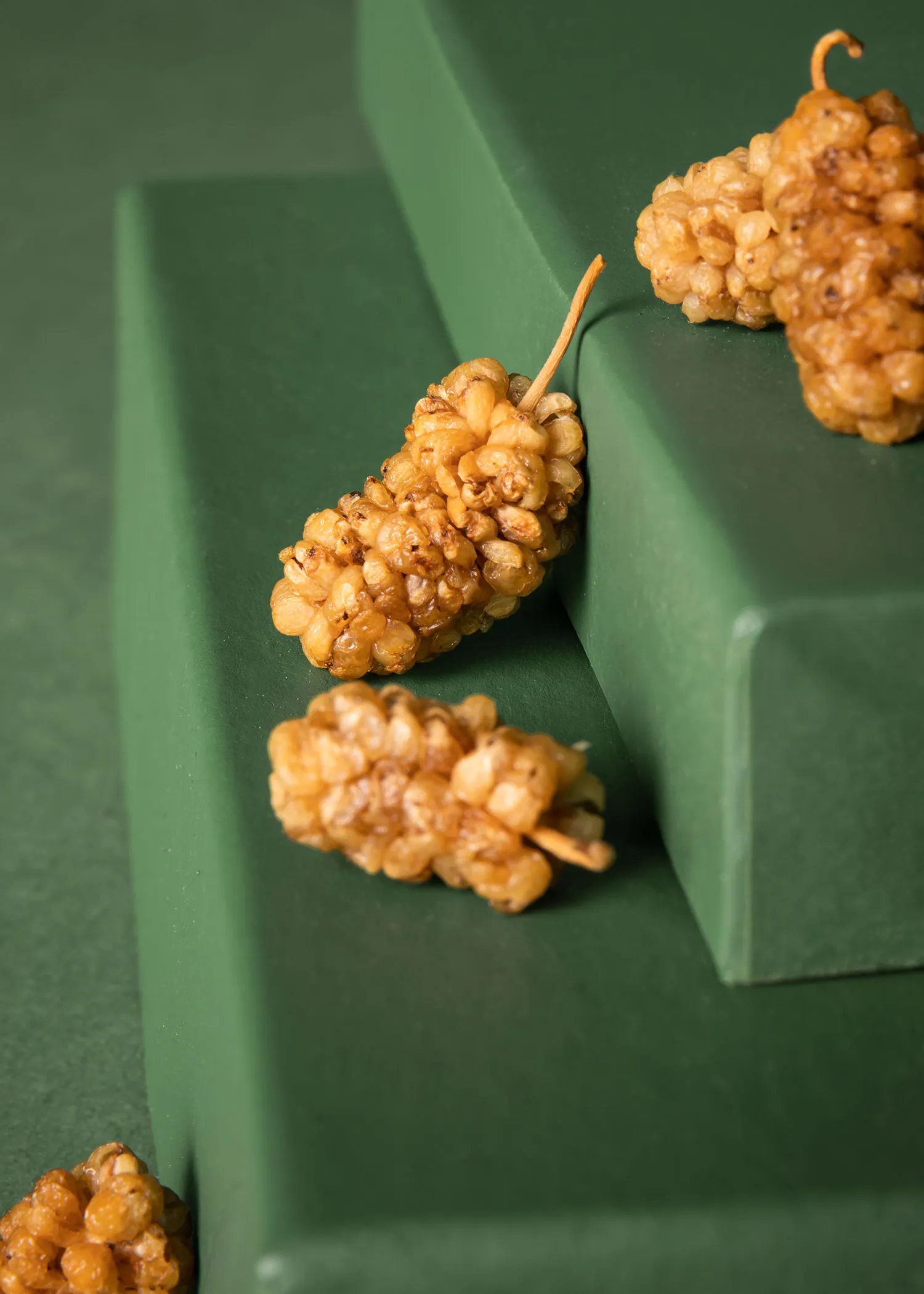 trois morceaux de popcorn sont posés sur des escaliers verts