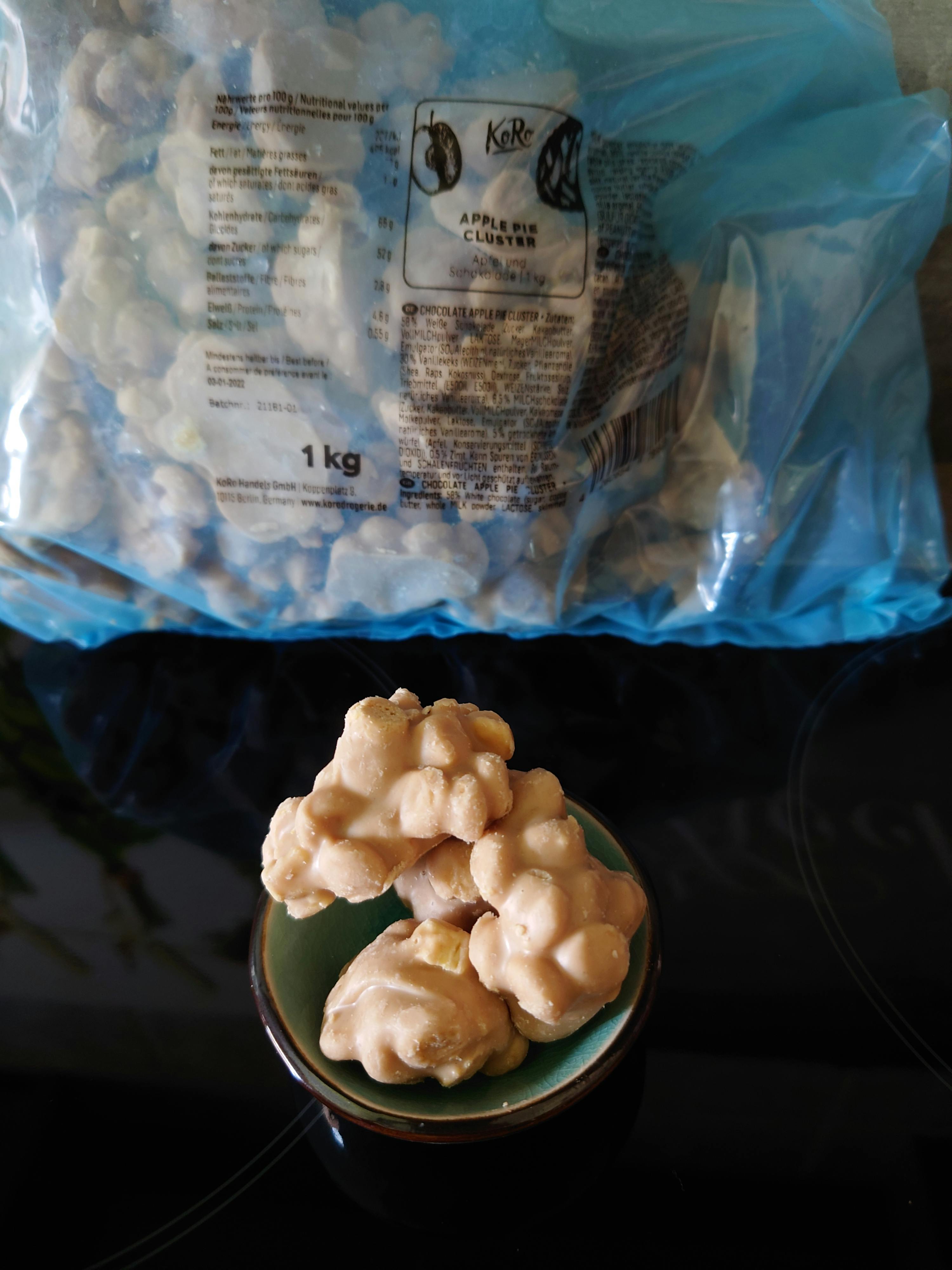 un sac de pop-corn à côté d' un bol de pop-corn