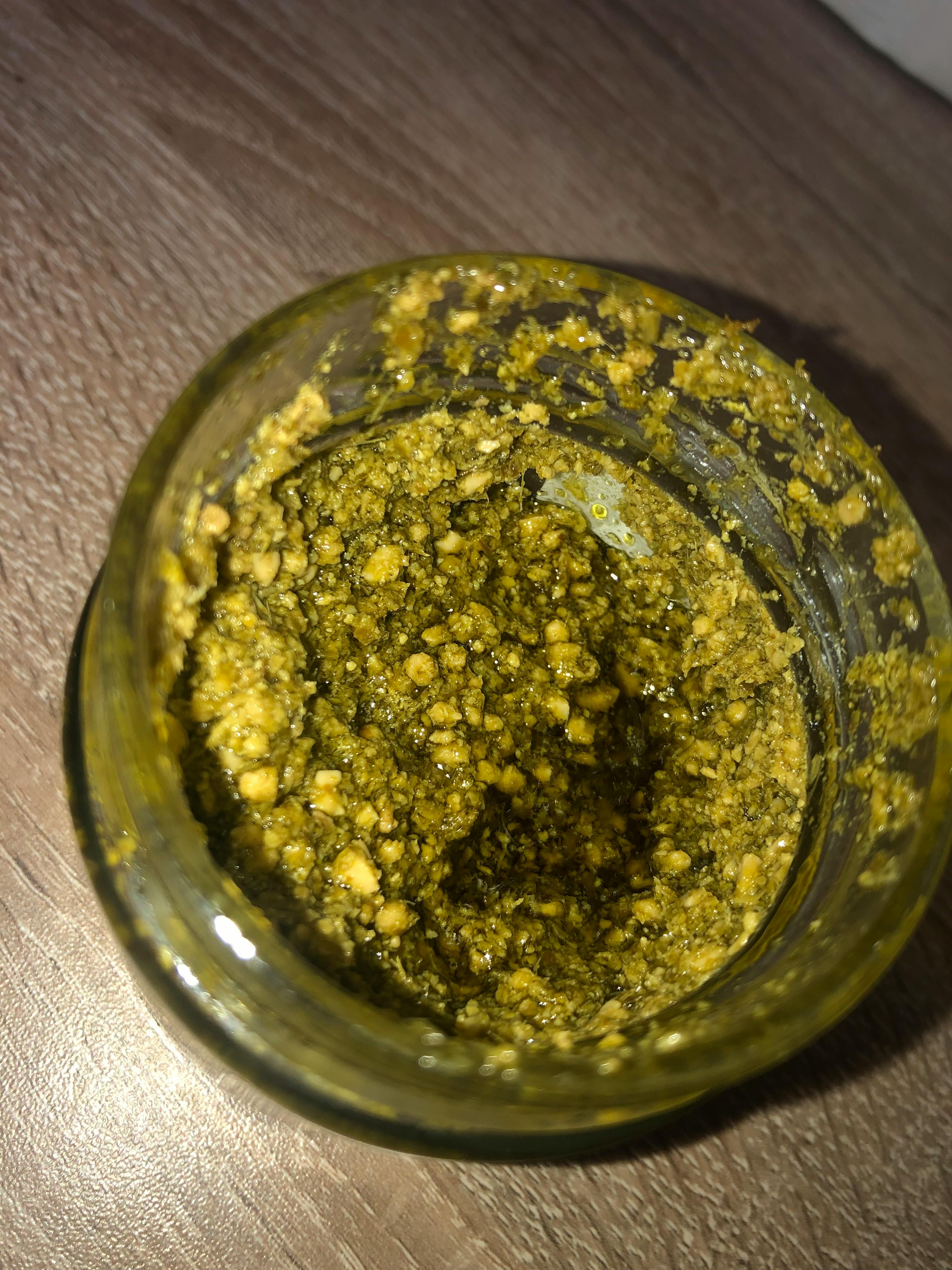 eine Nahaufnahme eines Glases mit einer grünen Flüssigkeit darin