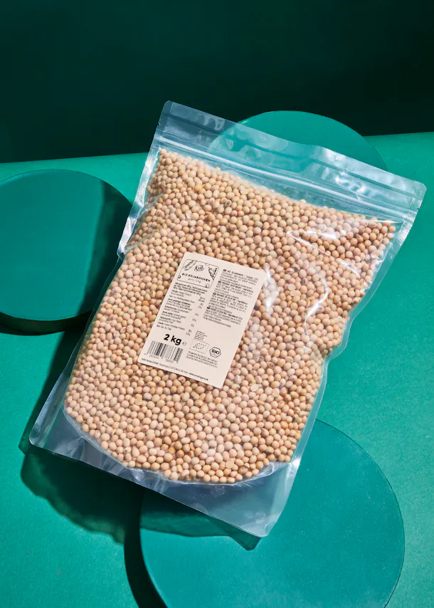 a bag of soybeans has a label that says 2 kg