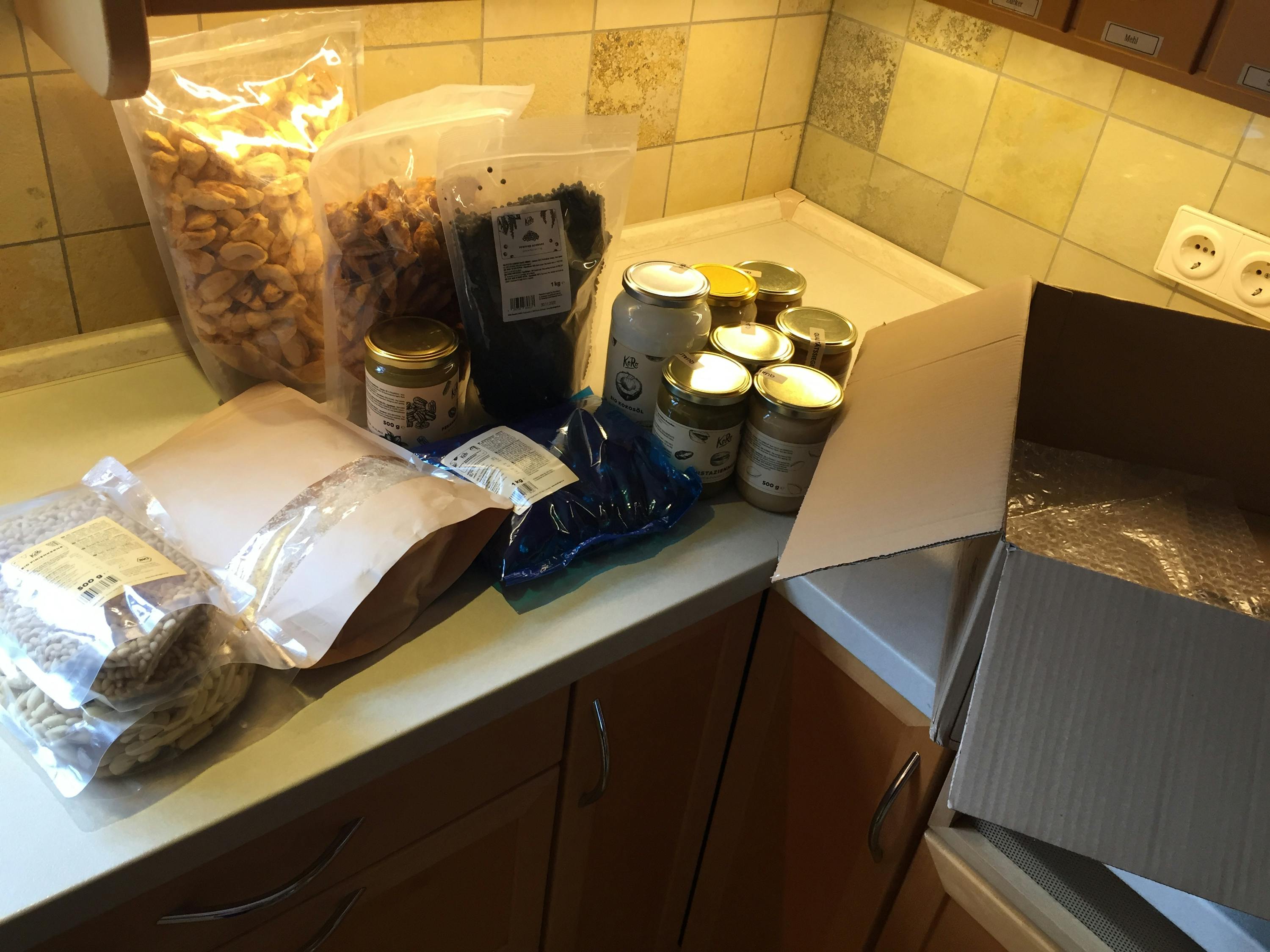 un tas de nourriture est assis sur un comptoir avec une boîte ouverte à côté