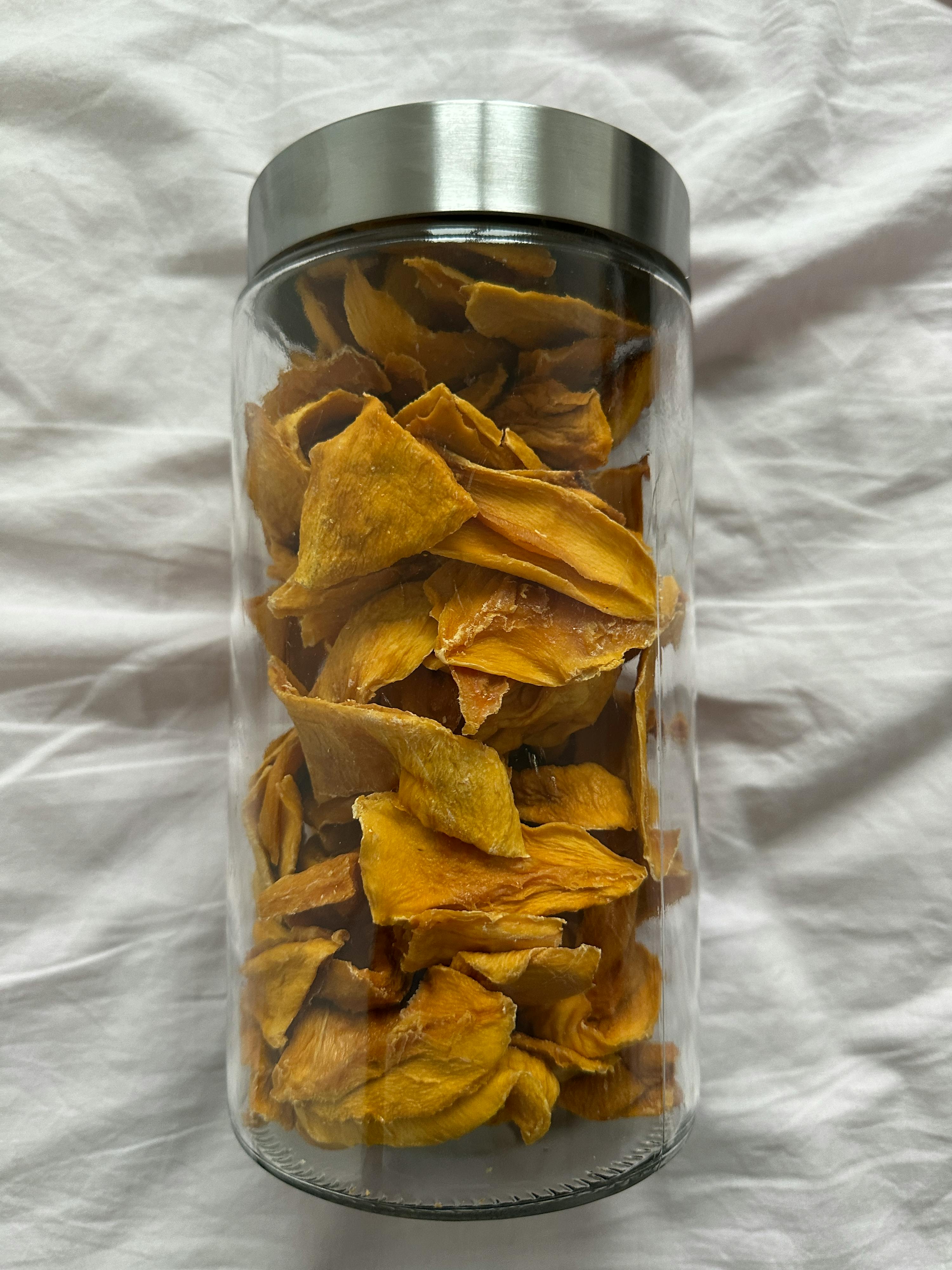 ein Glas mit getrockneten Früchten darin