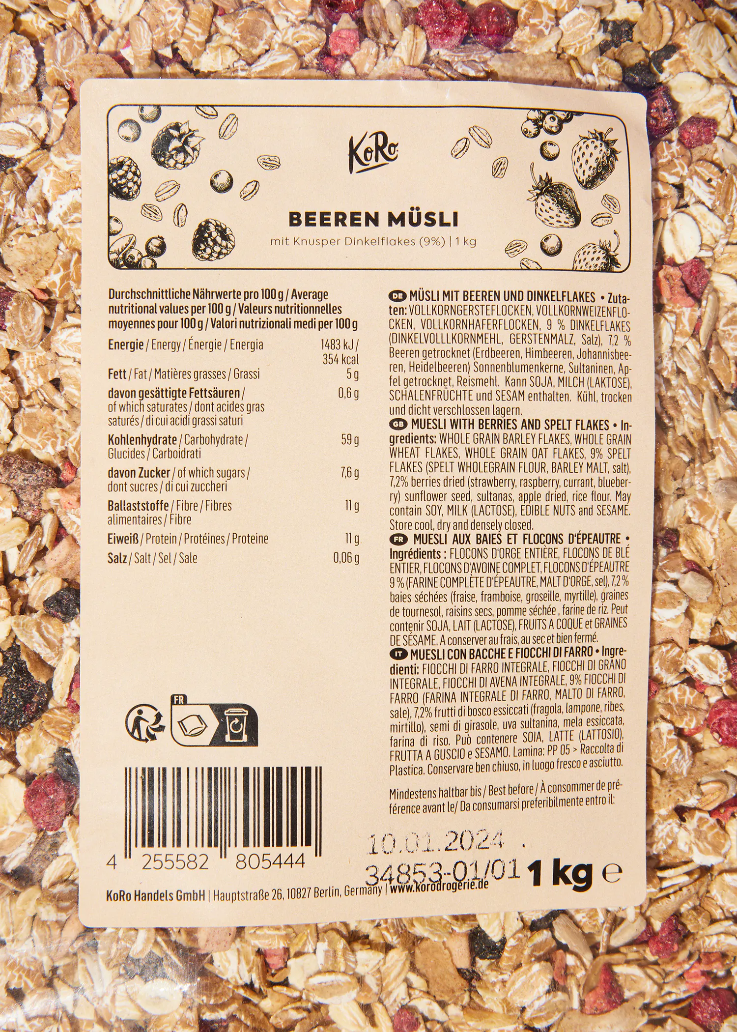 une boîte de muesli avec des baies et des flocons de sesame