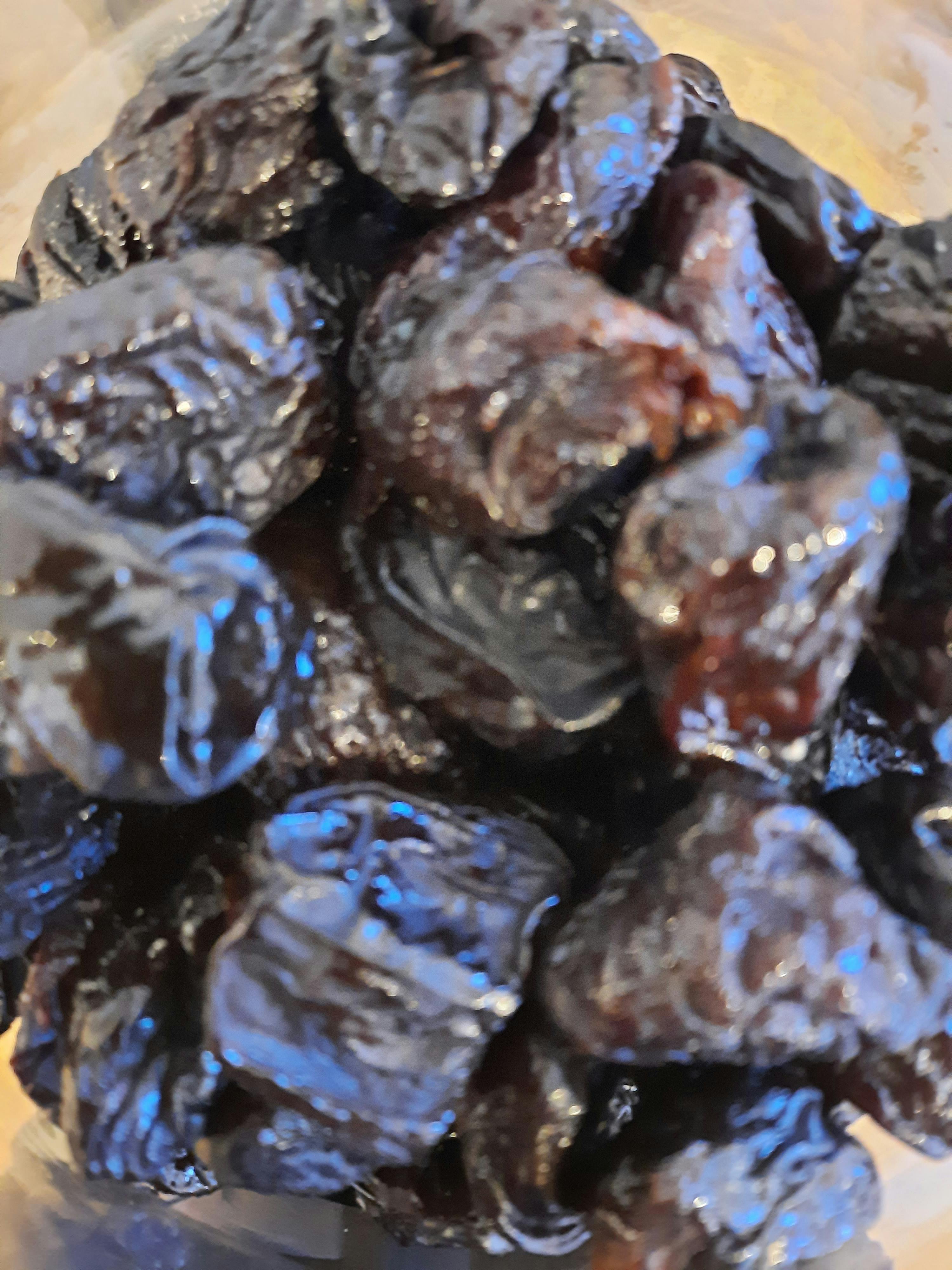 un gros plan d' une pile de prunes séchées