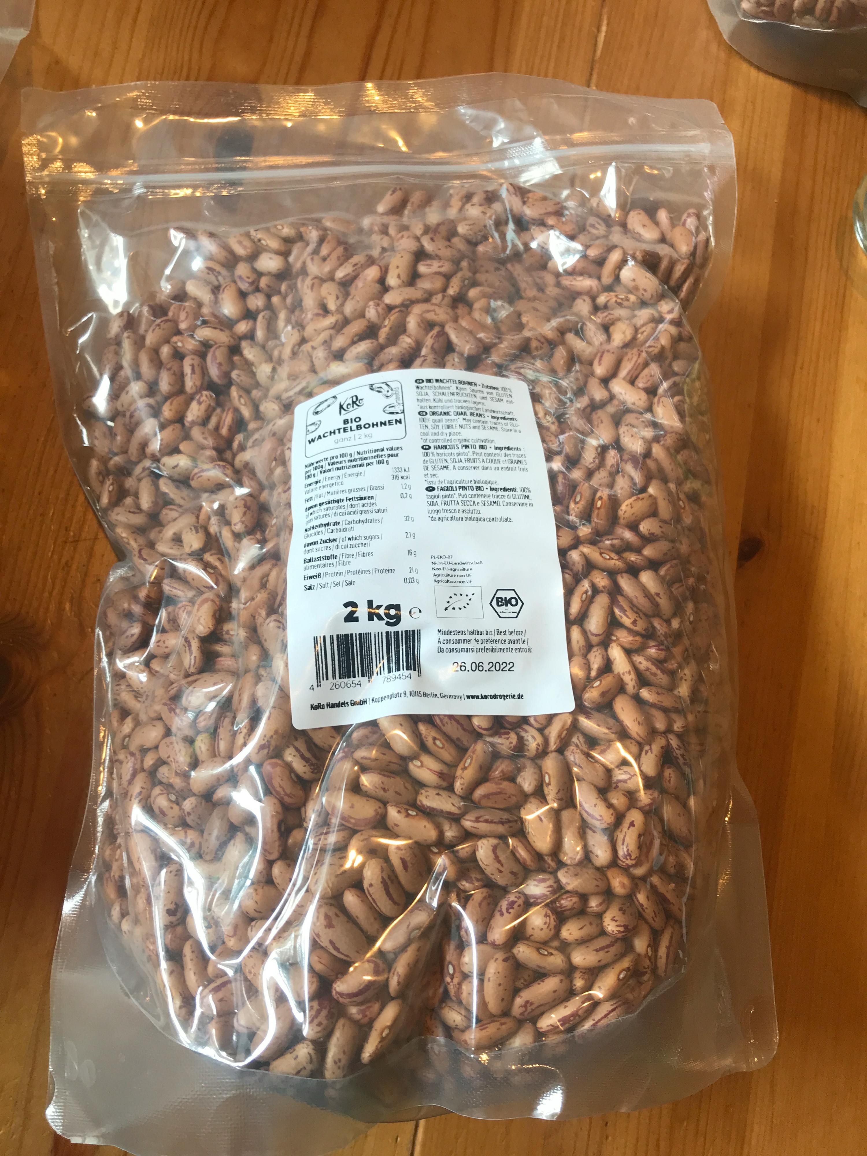 un sacchetto di fagioli è su un tavolo di legno