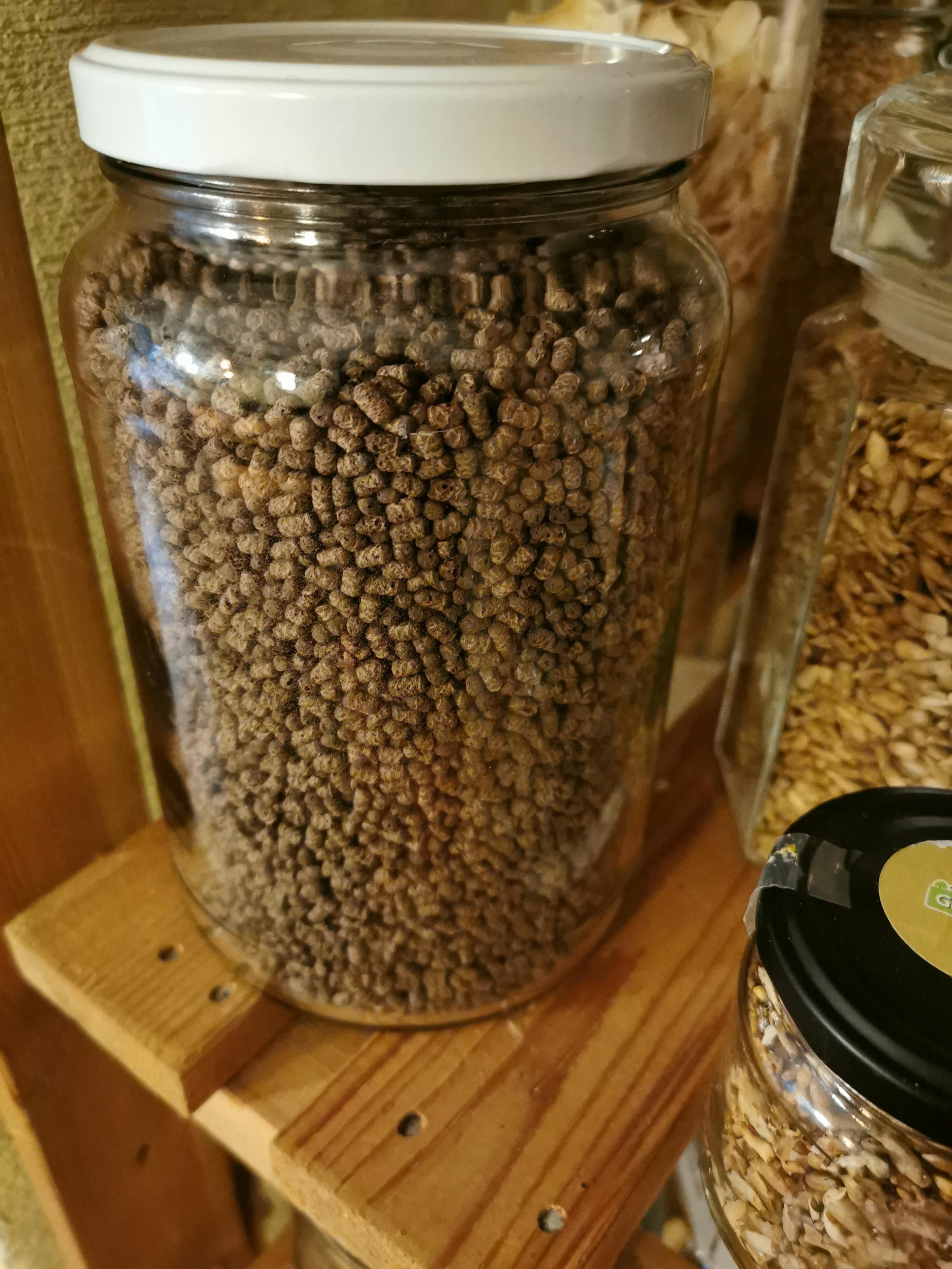 ein Glas mit einem weißen Deckel gefüllt mit braunen Samen
