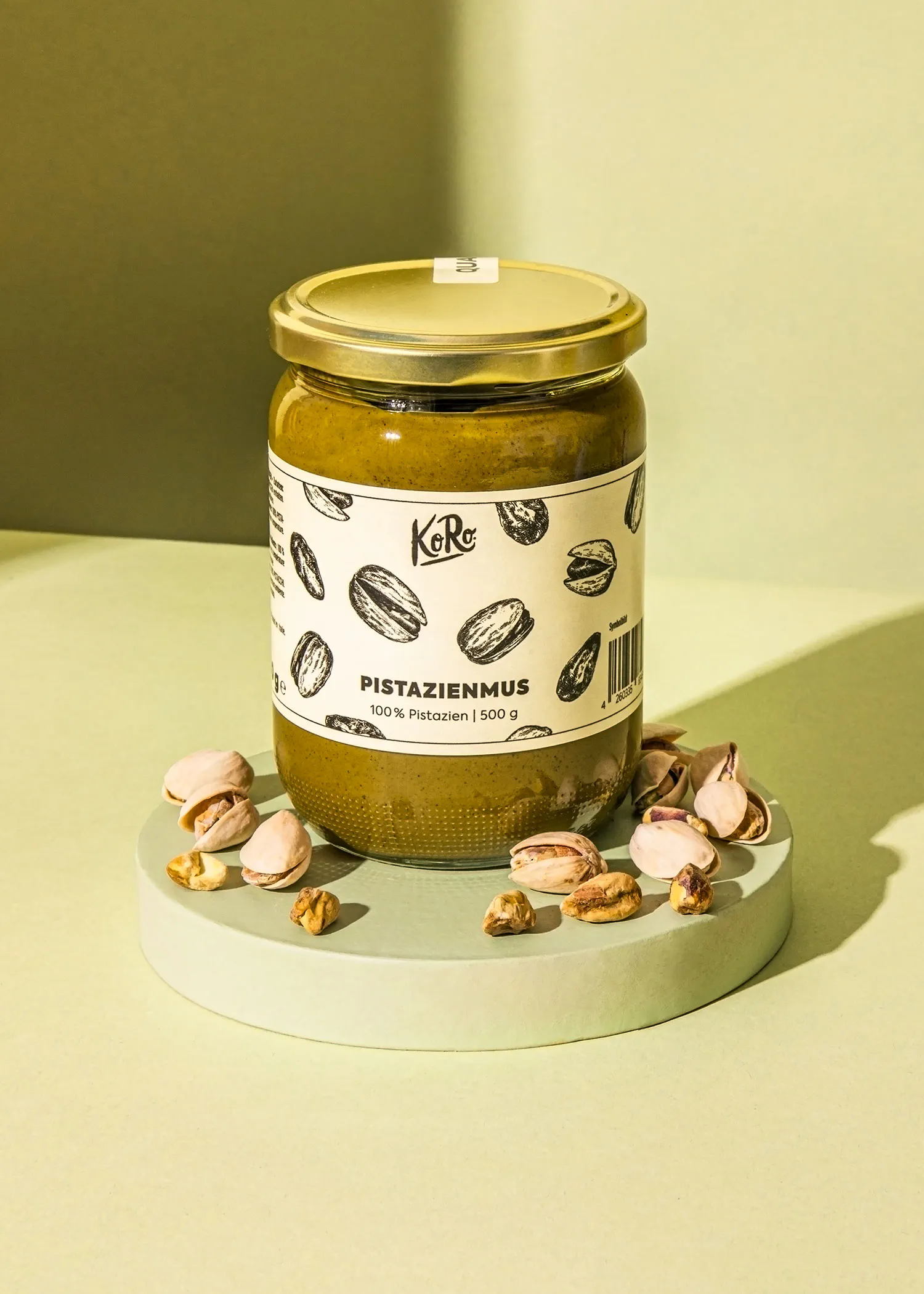 un pot de pistazienmus est assis sur une table