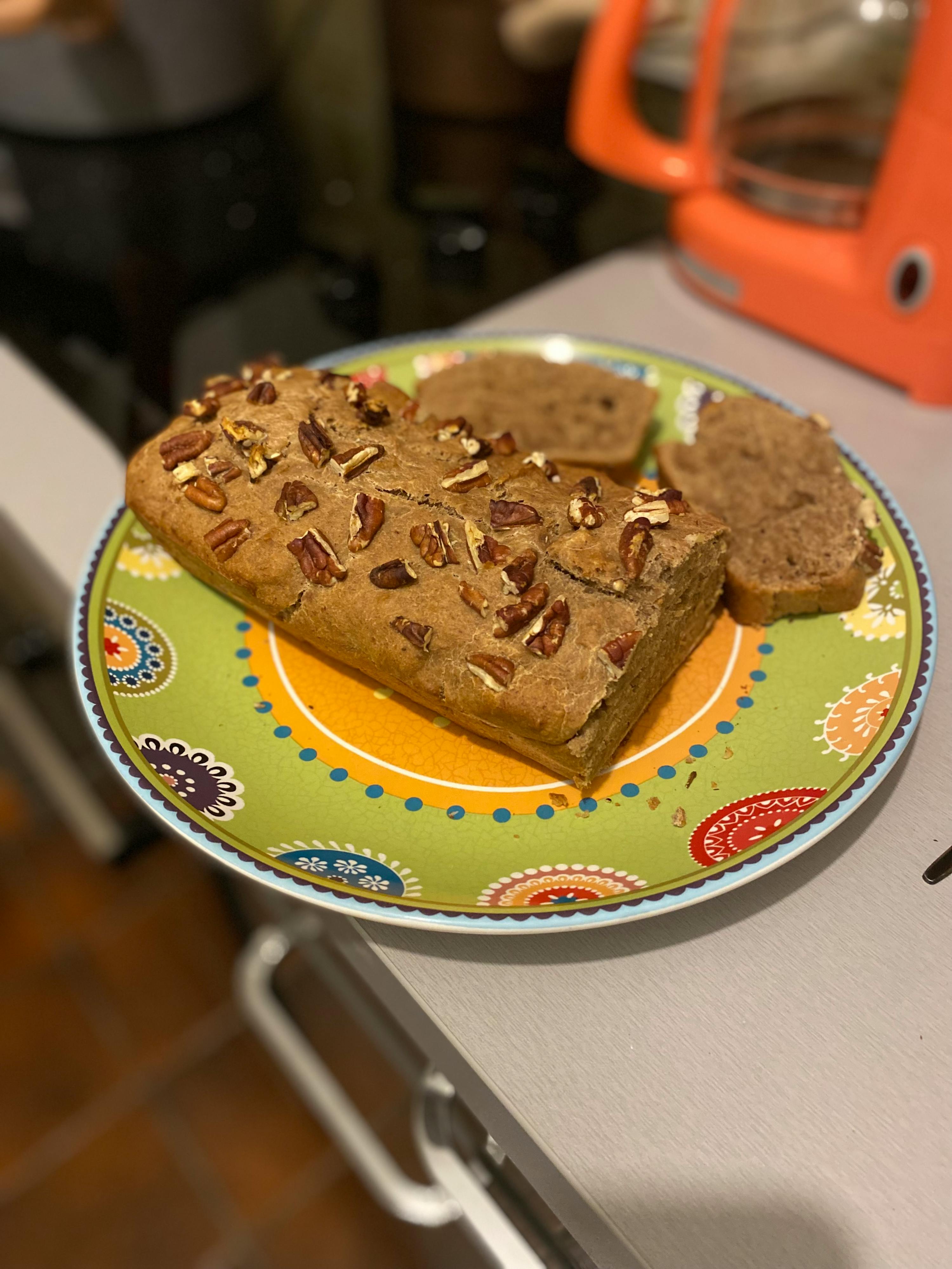 un piatto con un pezzo di pane e noci pecan