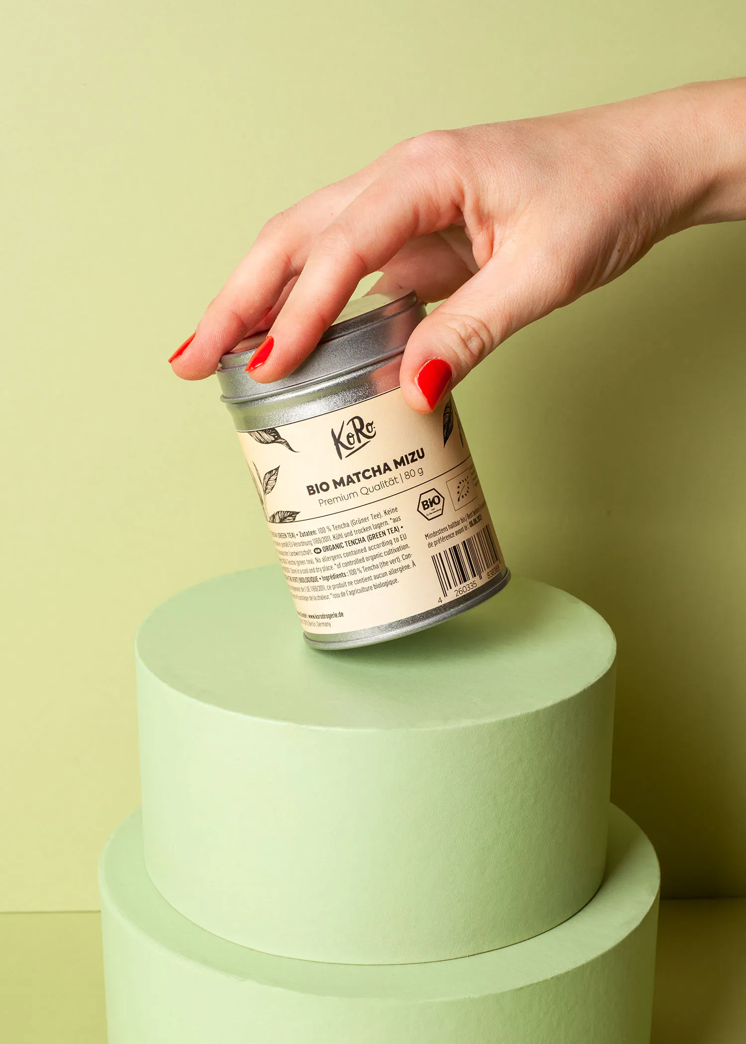 une main tient une boîte de matcha mizu bio