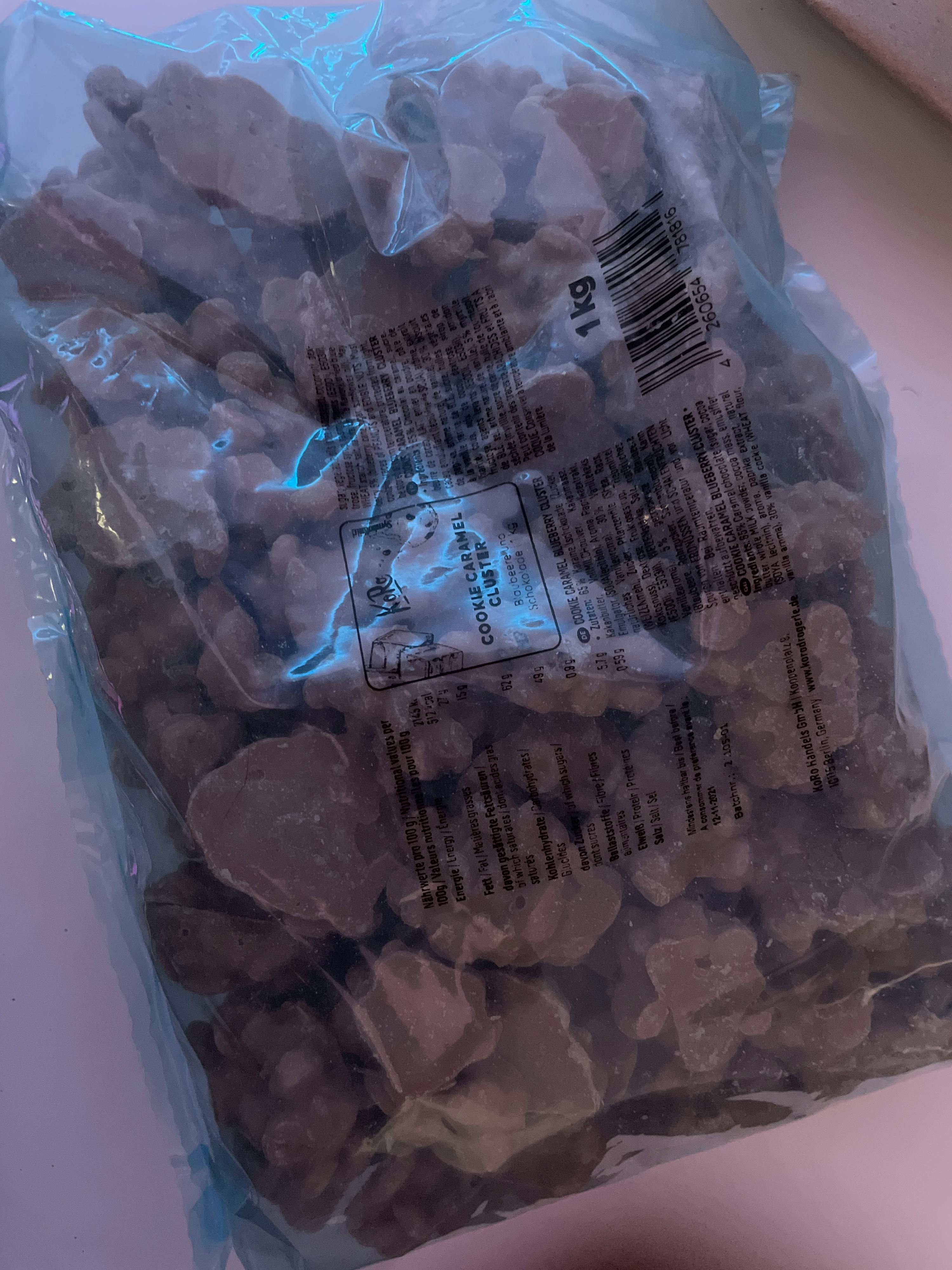 a bag of 1kg cookie caramel is sitting on a table