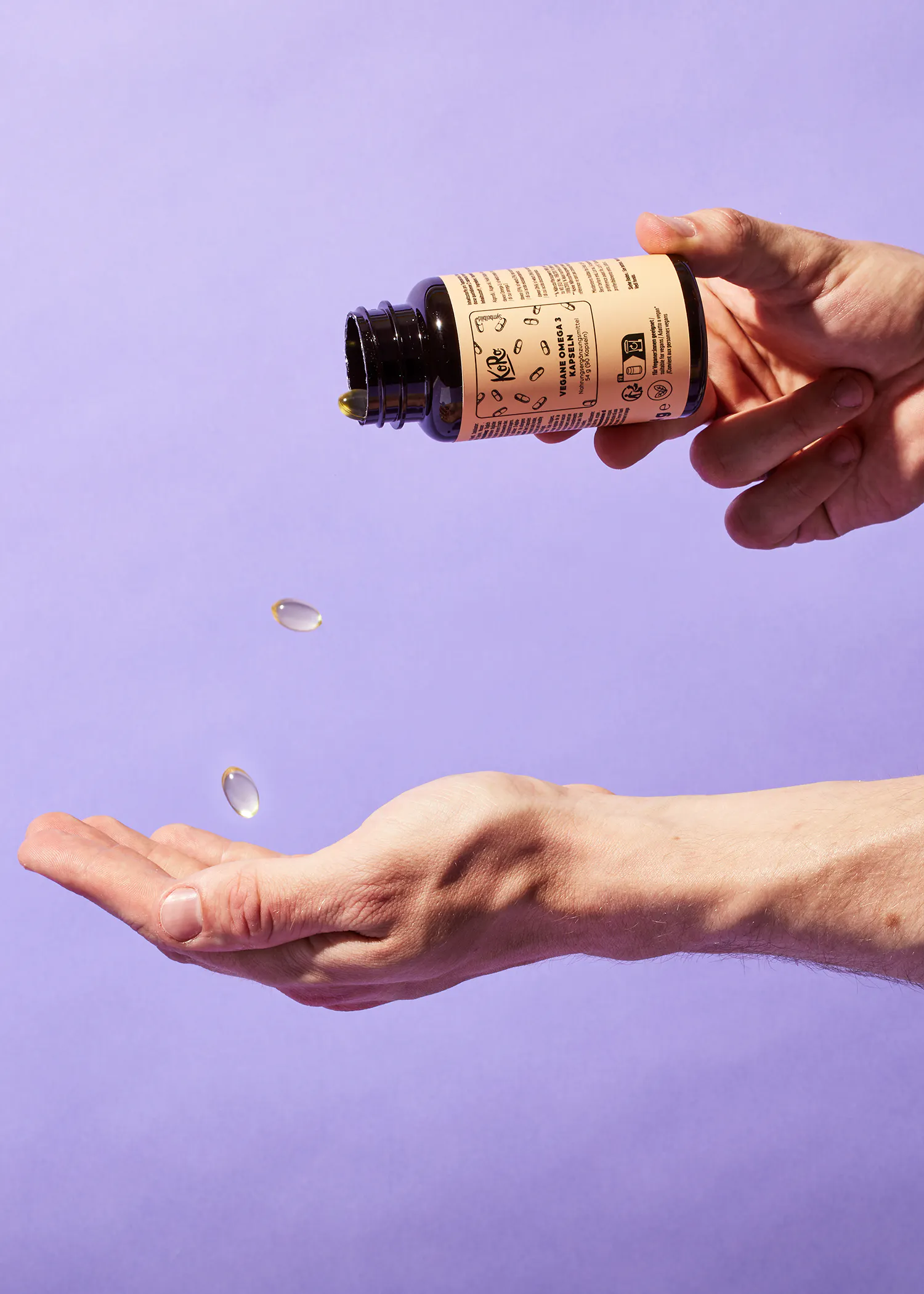 Eine Person hält eine Flasche mit einem Etikett , das sagt ' omega 3 ' darauf