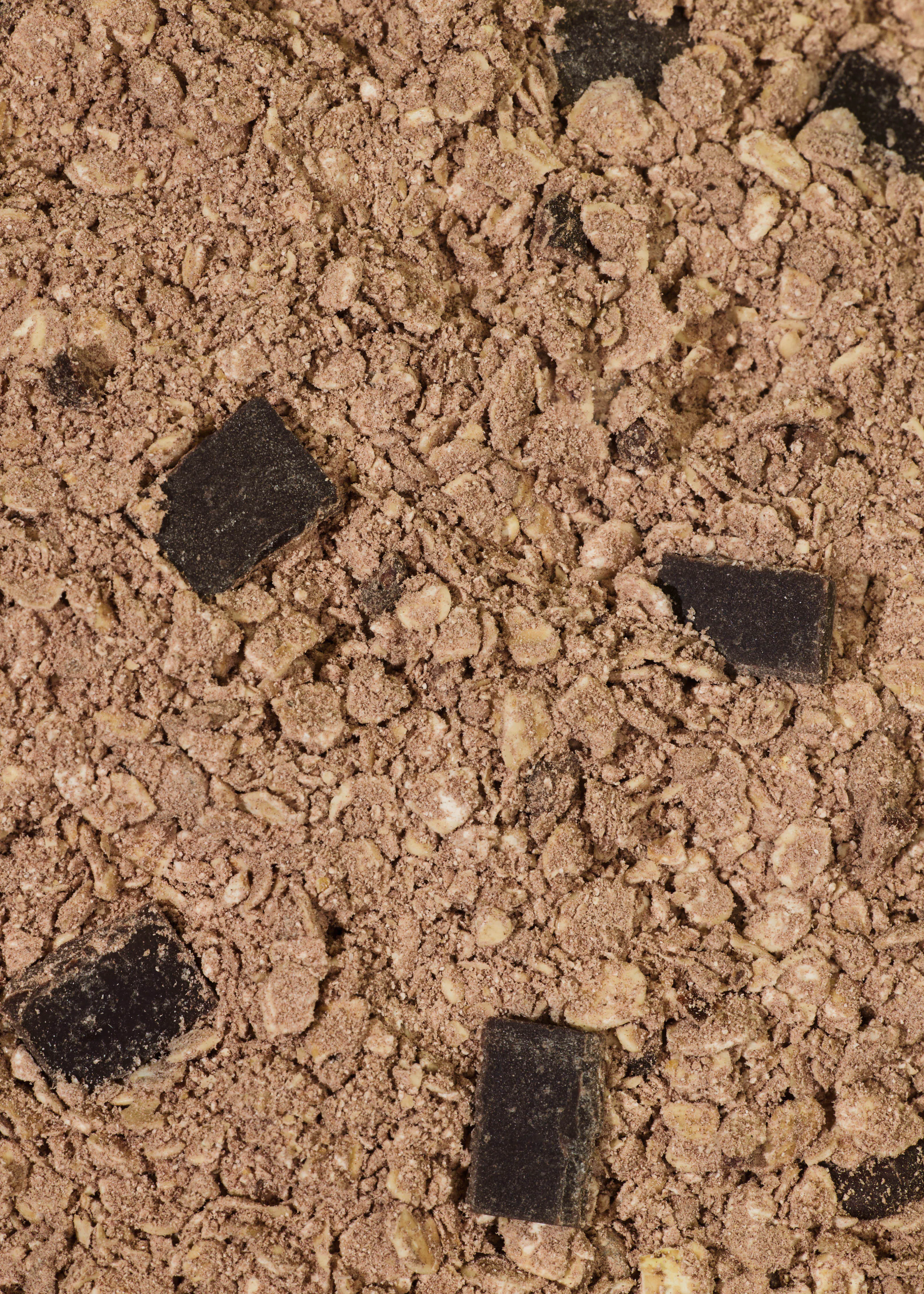 eine Nahaufnahme von Schokoladenflocken in einem Haufen Müsli