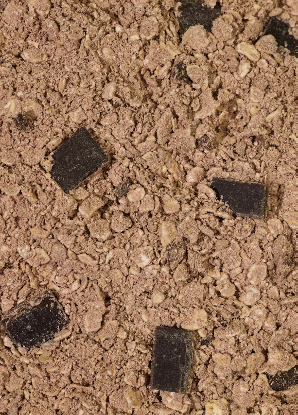 eine Nahaufnahme von Schokoladenflocken in einem Haufen Müsli