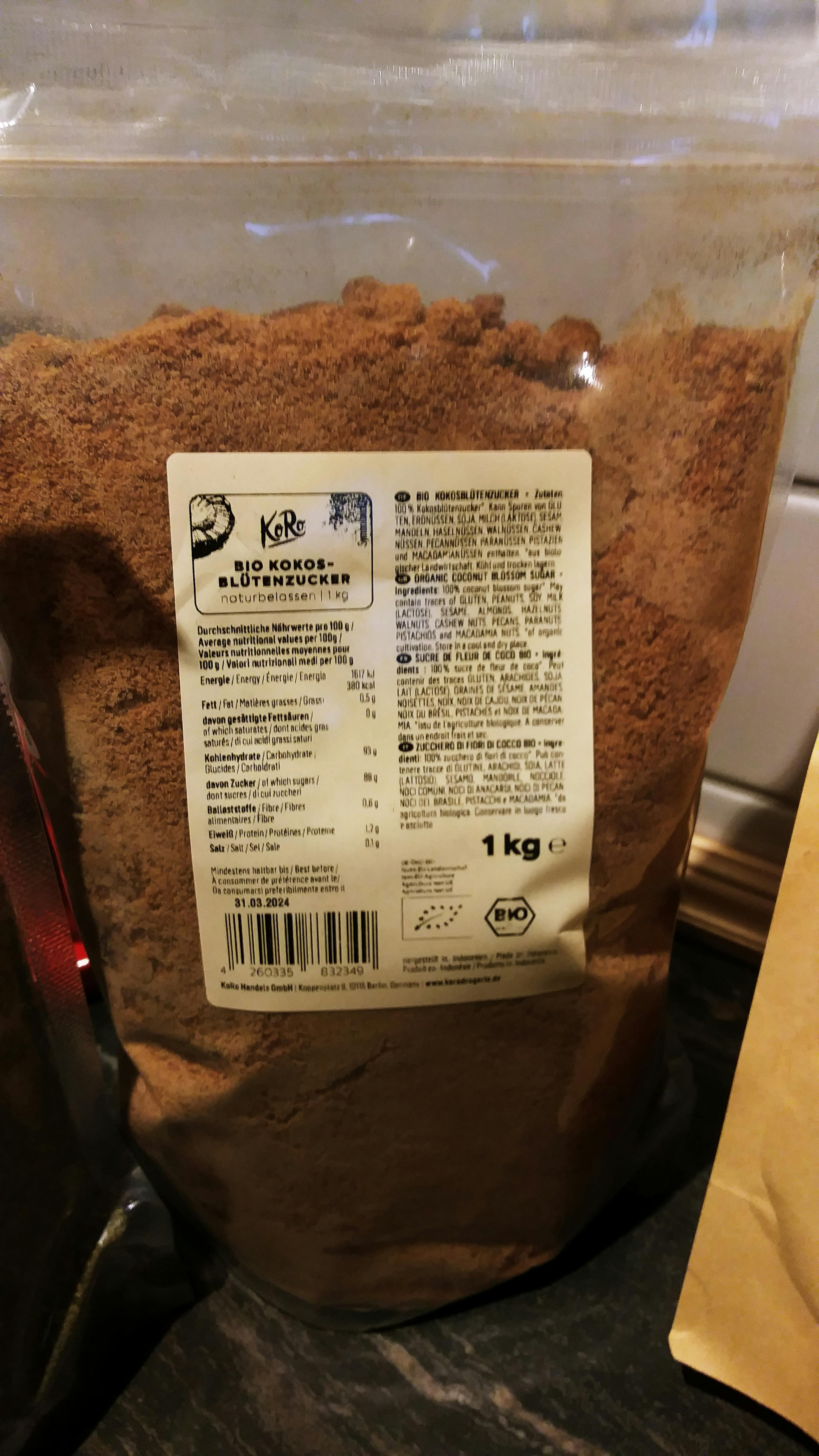 un sacchetto di polvere di cacao con una etichetta che dice 1 kg