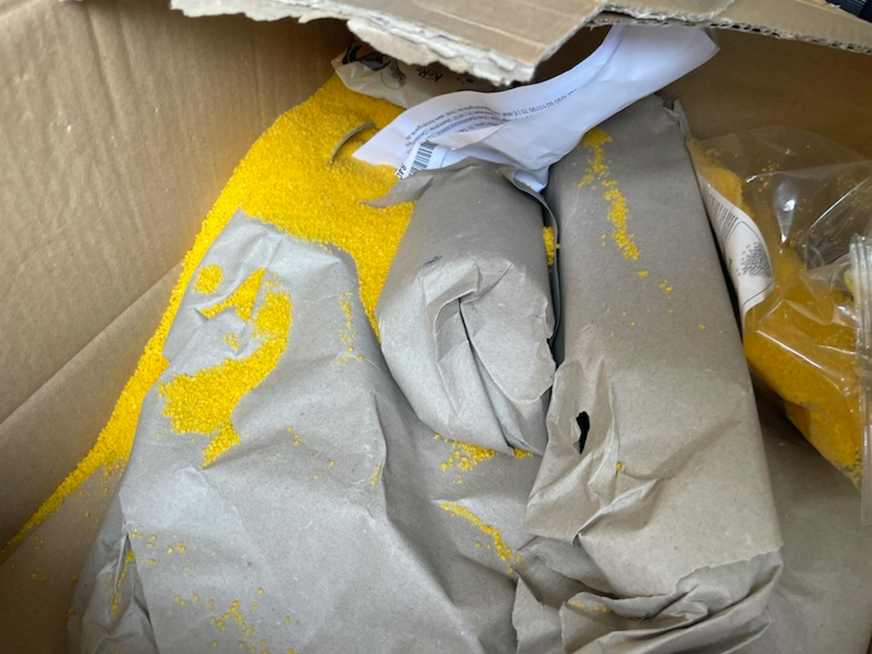 ein Karton mit einem Stück Papier darauf