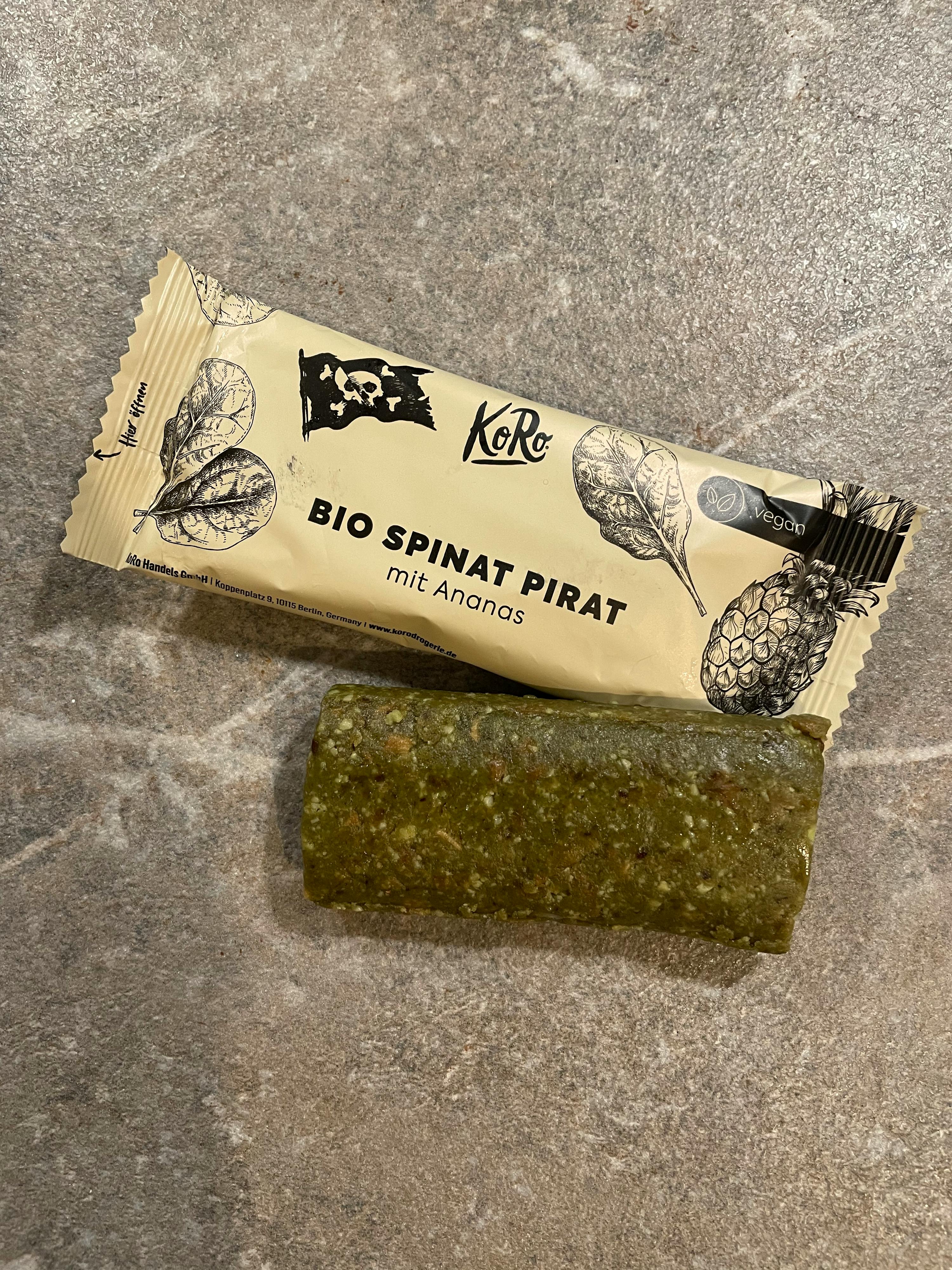a package of bio spinat pirat sits next to a green bar