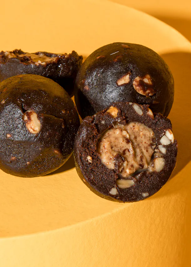 eine Nahaufnahme einer Schokoladenkugel mit Erdnussbutter