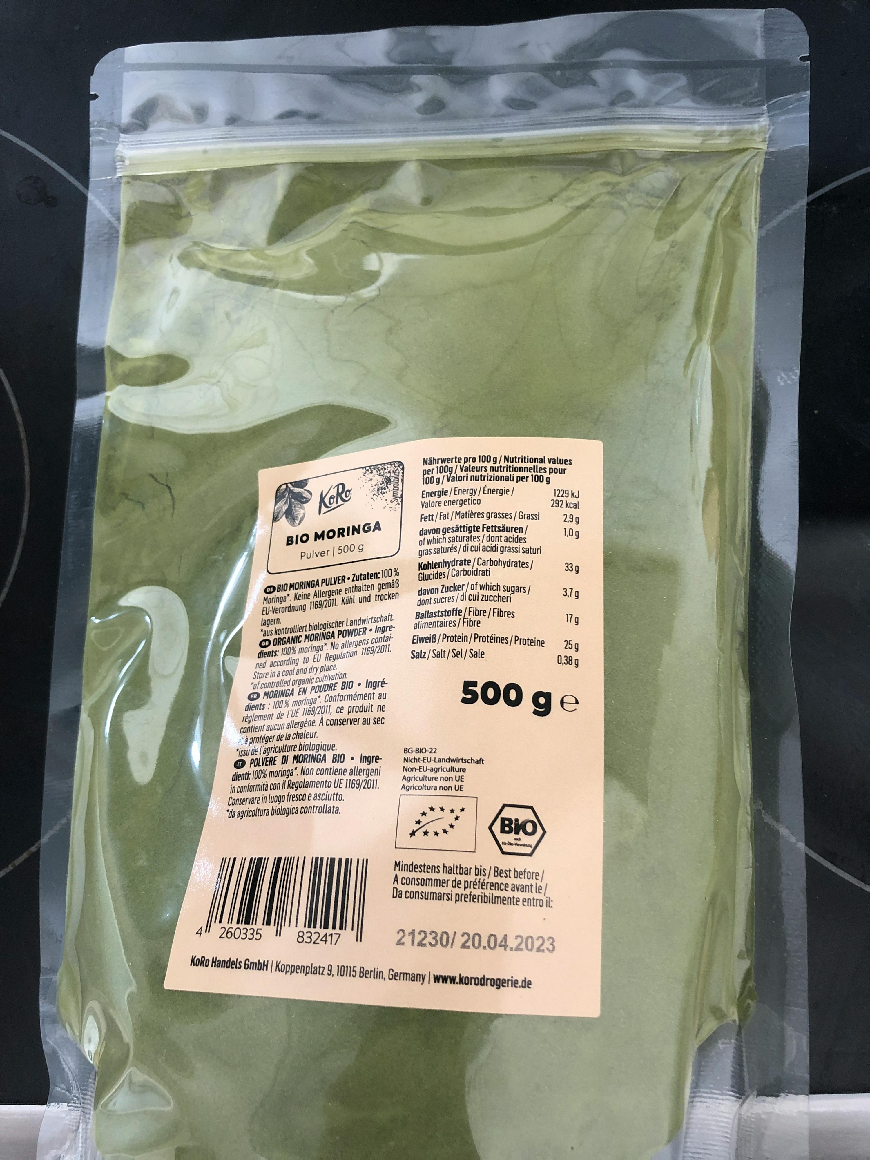 un sac en plastique contient 500 g de poudre de moringa bio
