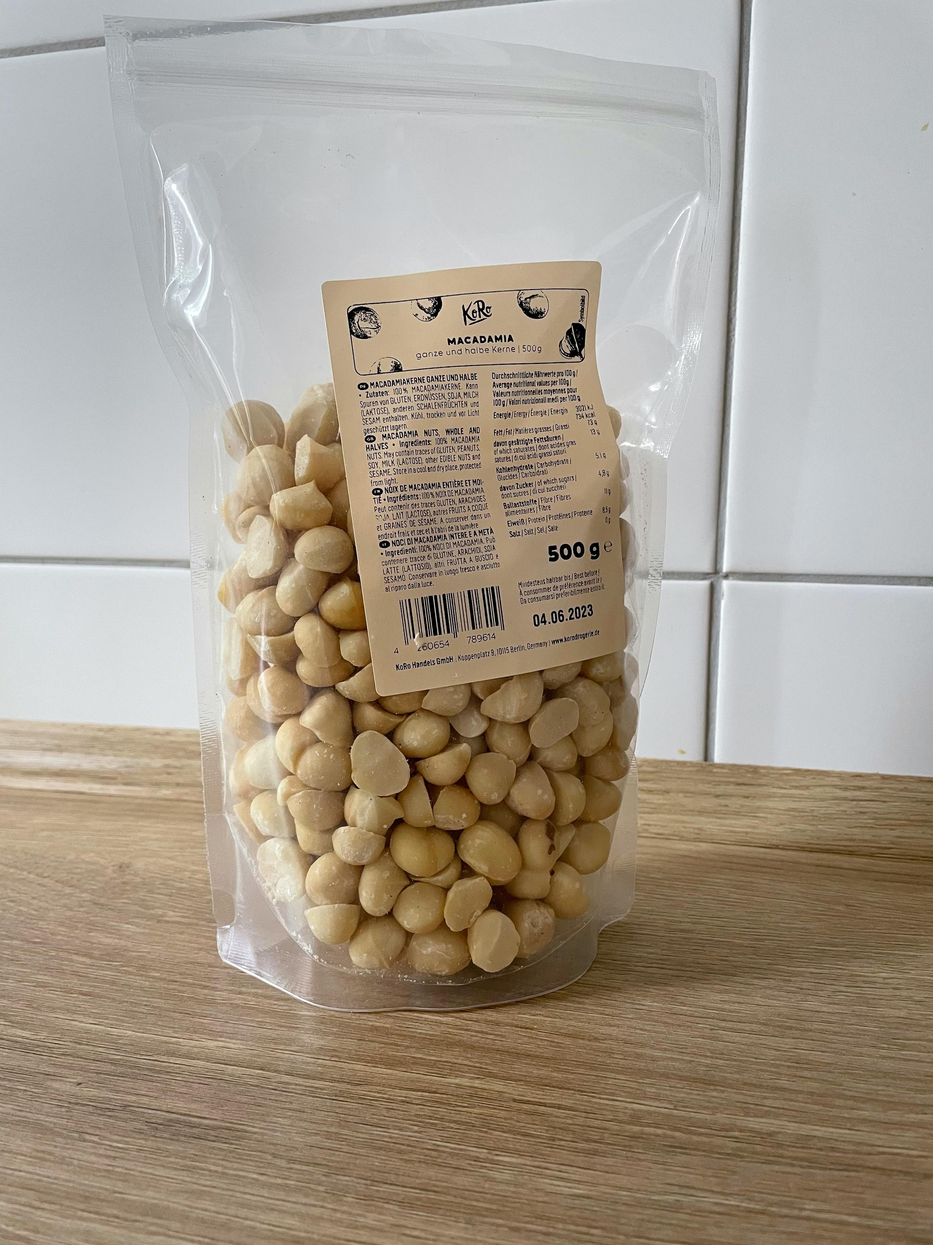 un sacchetto di macadamia è seduto su un tavolo di legno