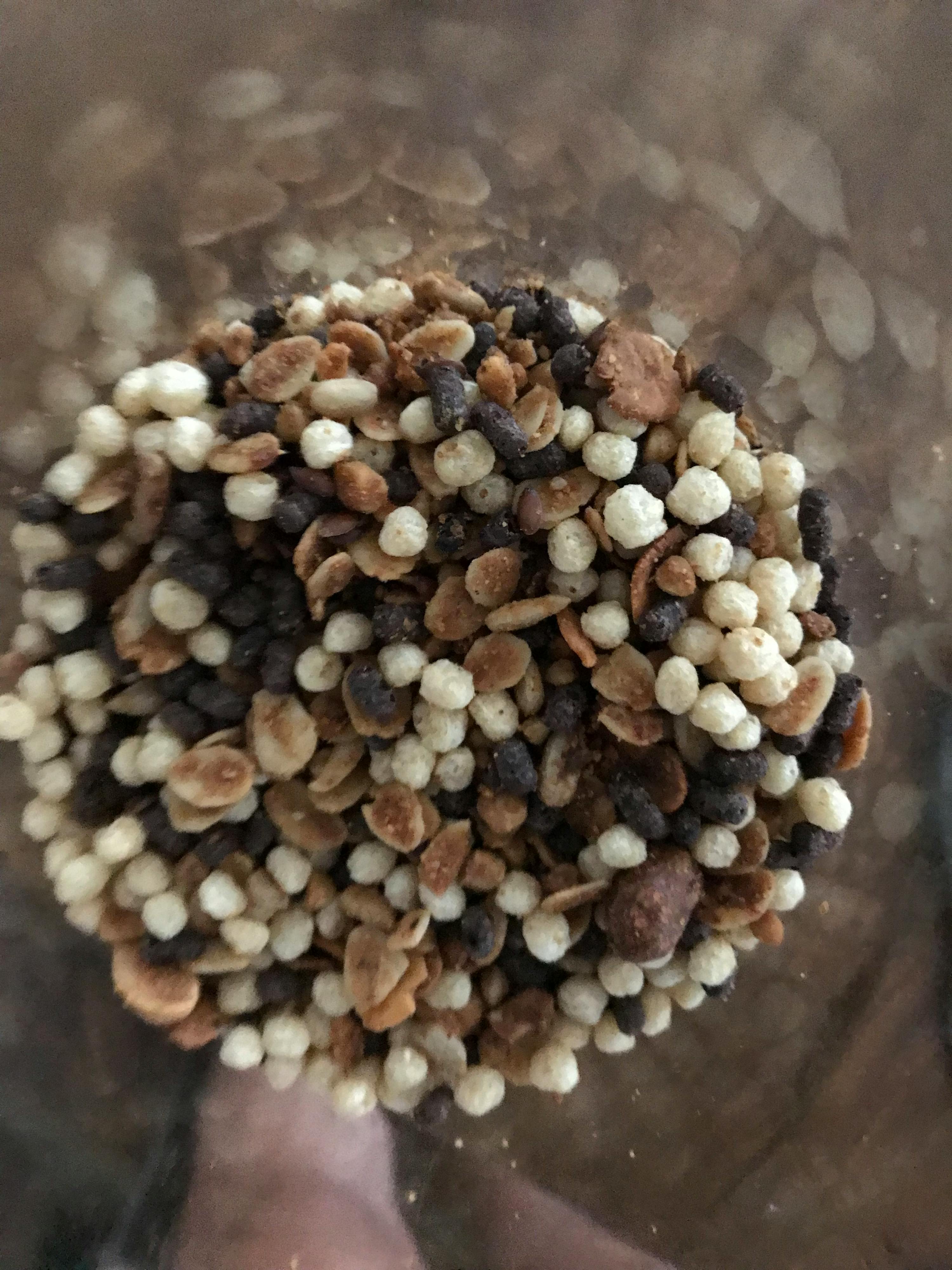 una persona tiene in mano un mucchio di granola e cioccolato