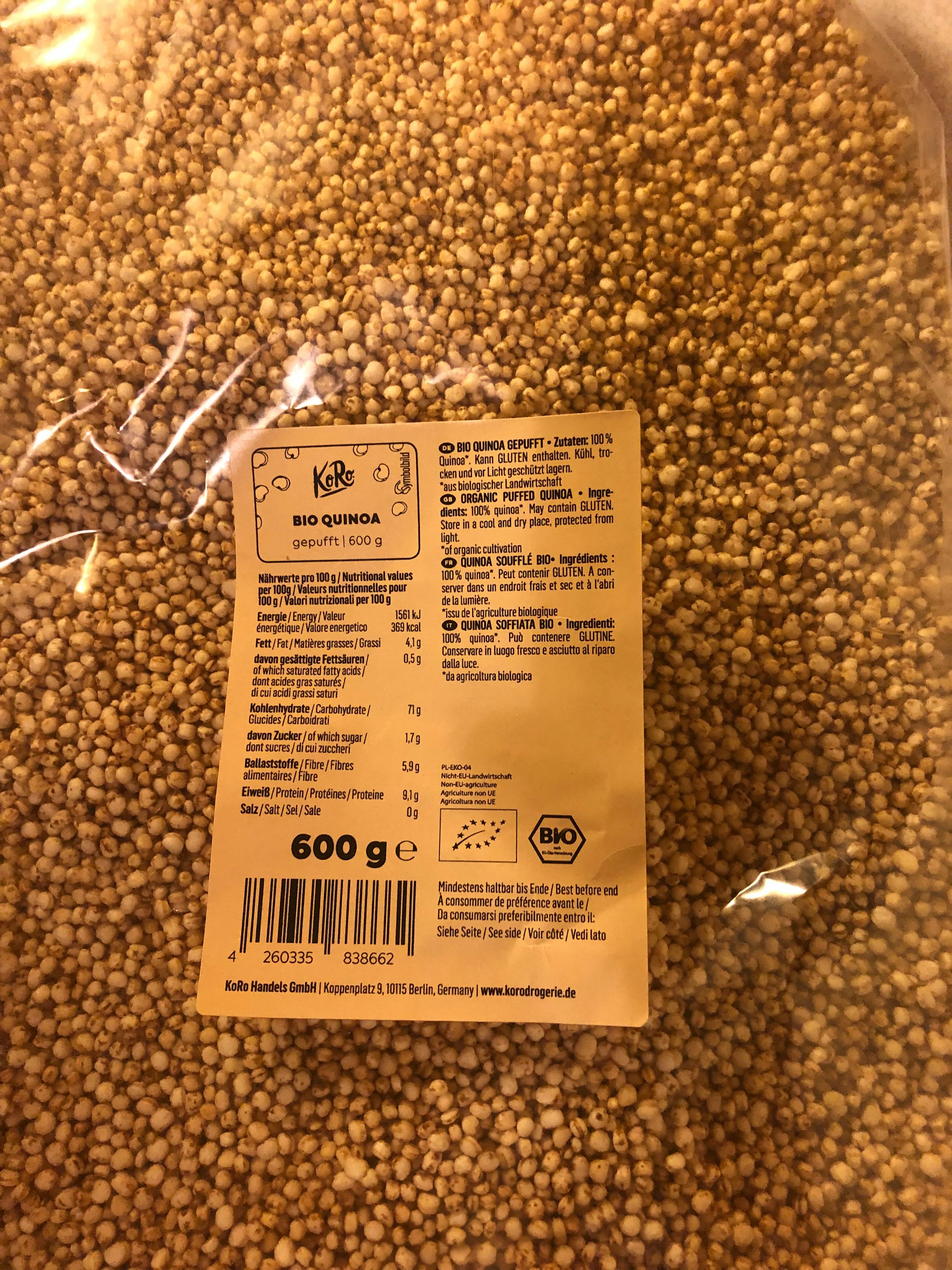 die Rückseite einer Packung quinoa zeigt die Nährwerte