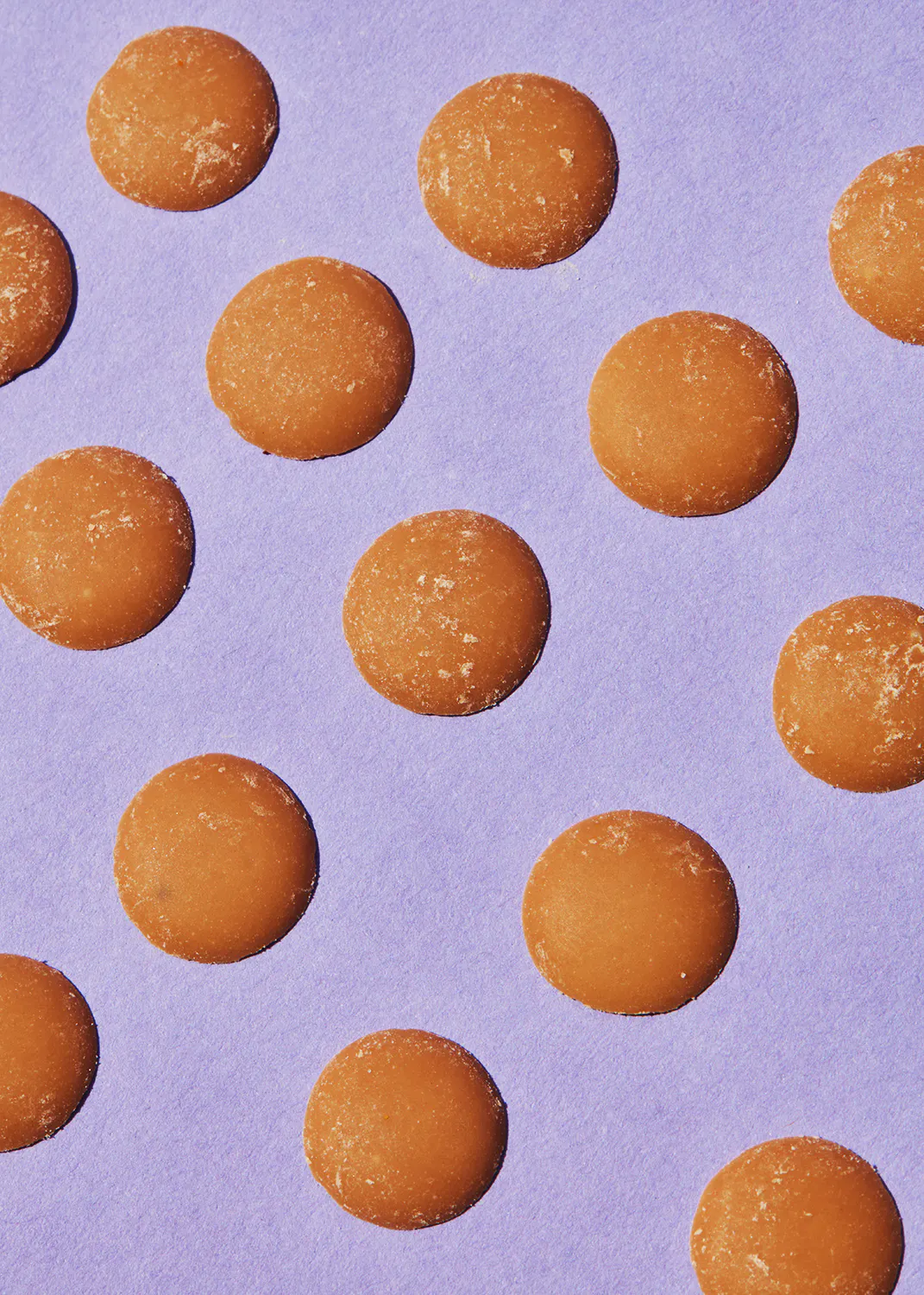 un patrón de galletas marrón sobre un fondo púrpura