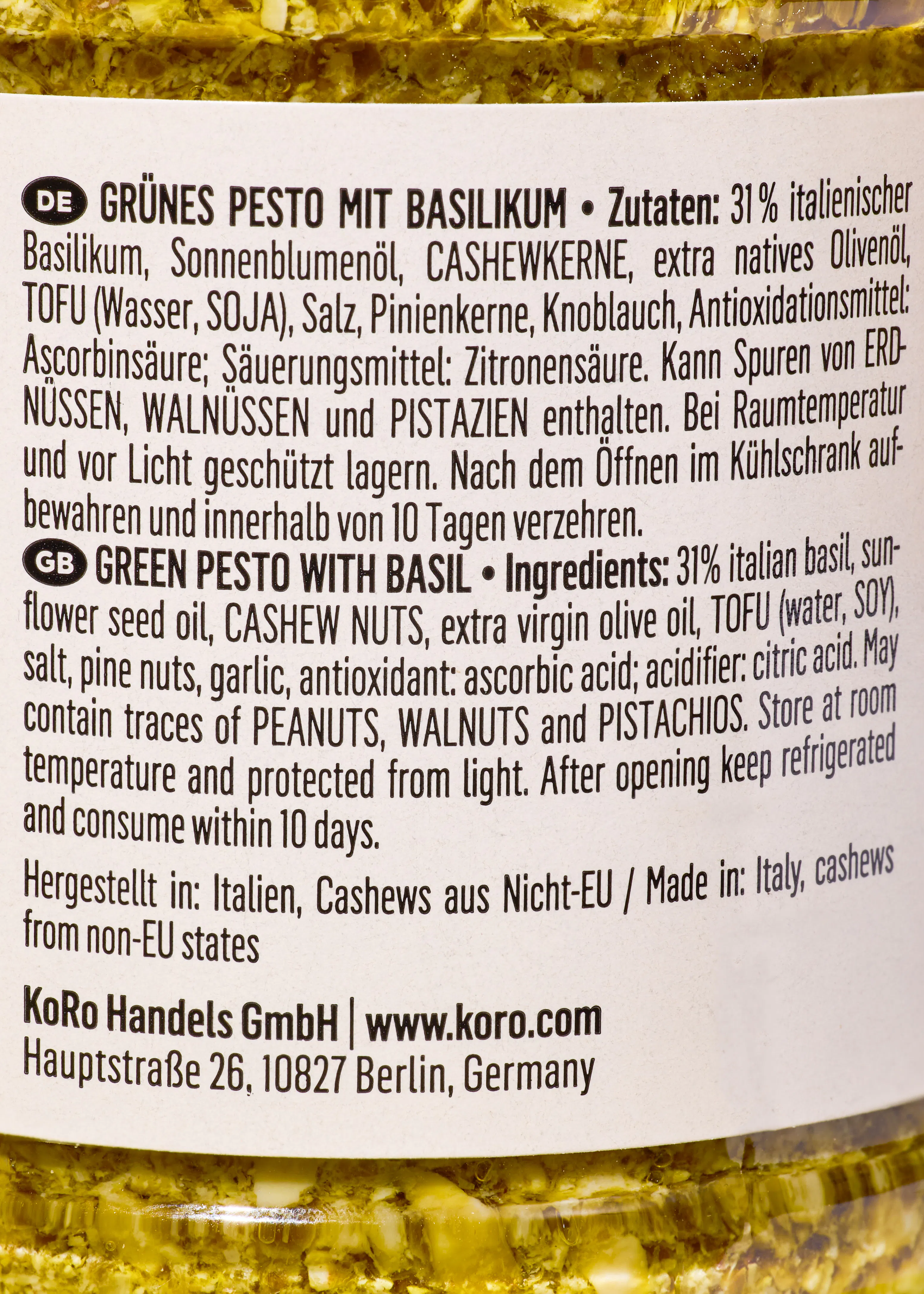 texte d'une étiquette de pesto vert au basilic, détaillant les ingrédients, les allergènes, les instructions de conservation et les informations du fabricant.
