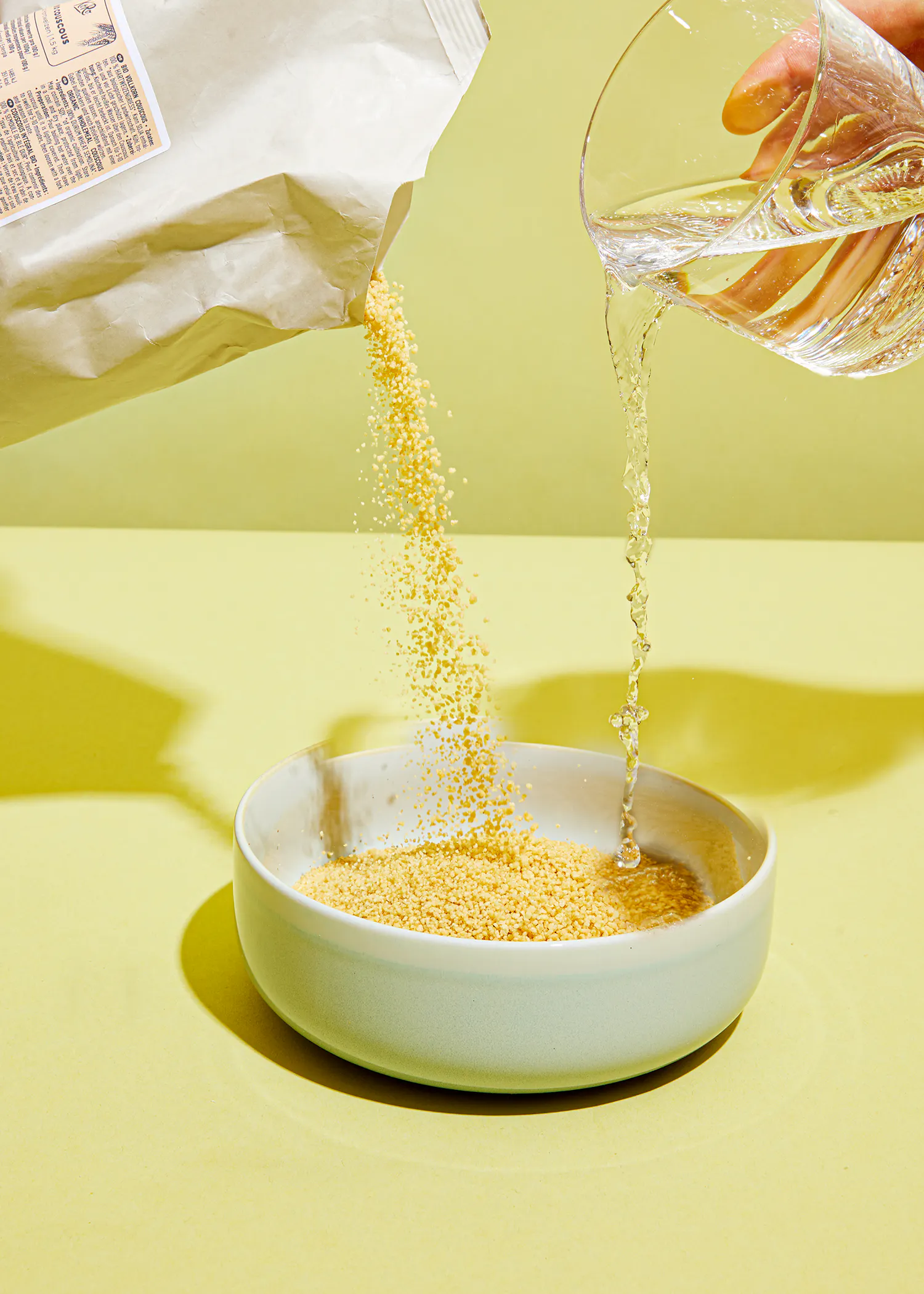 une personne verse de l' eau dans un bol de graines