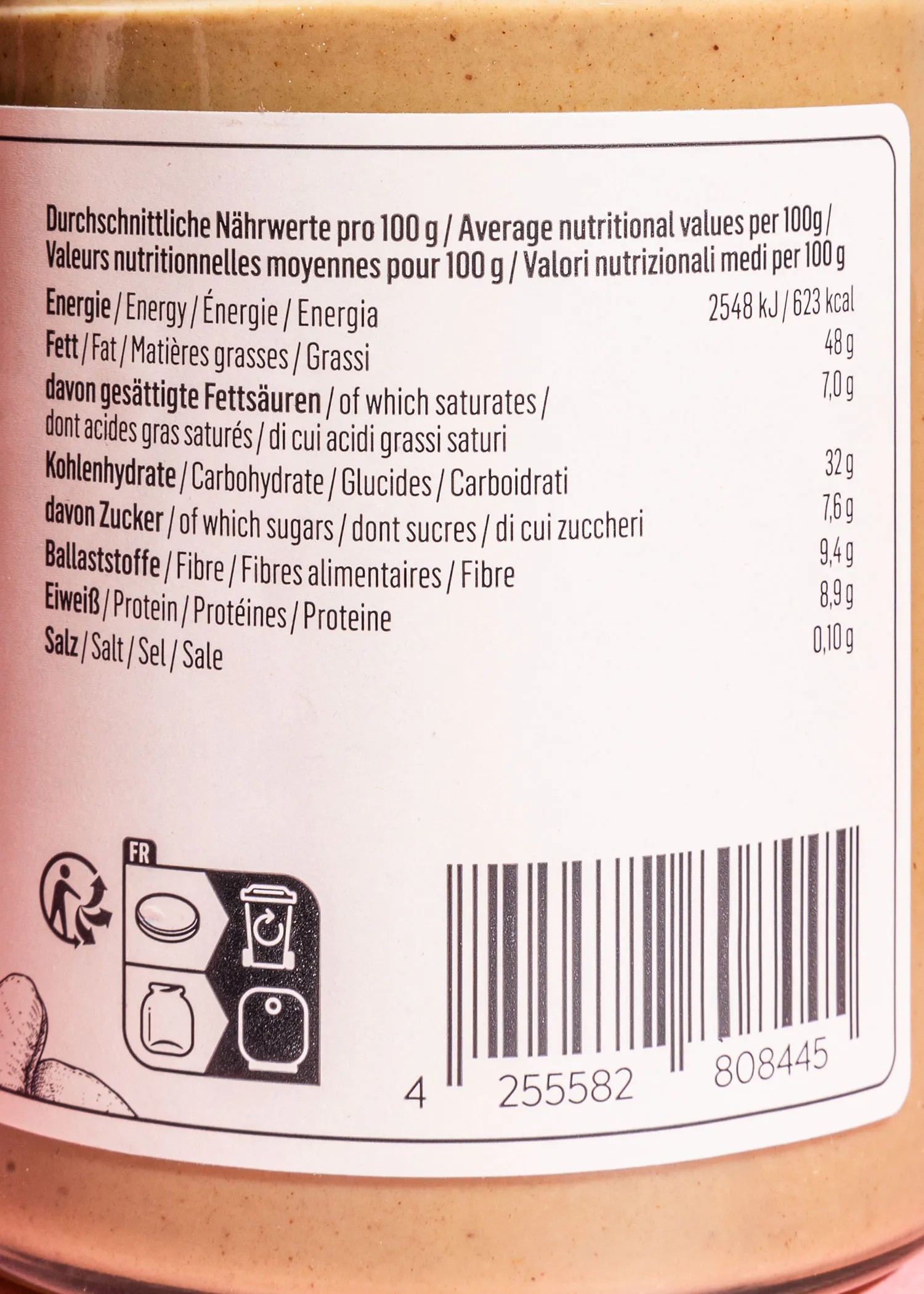 l' étiquette d' une bouteille de beurre de cacahuète montre les valeurs nutritionnelles moyennes pour 100 g